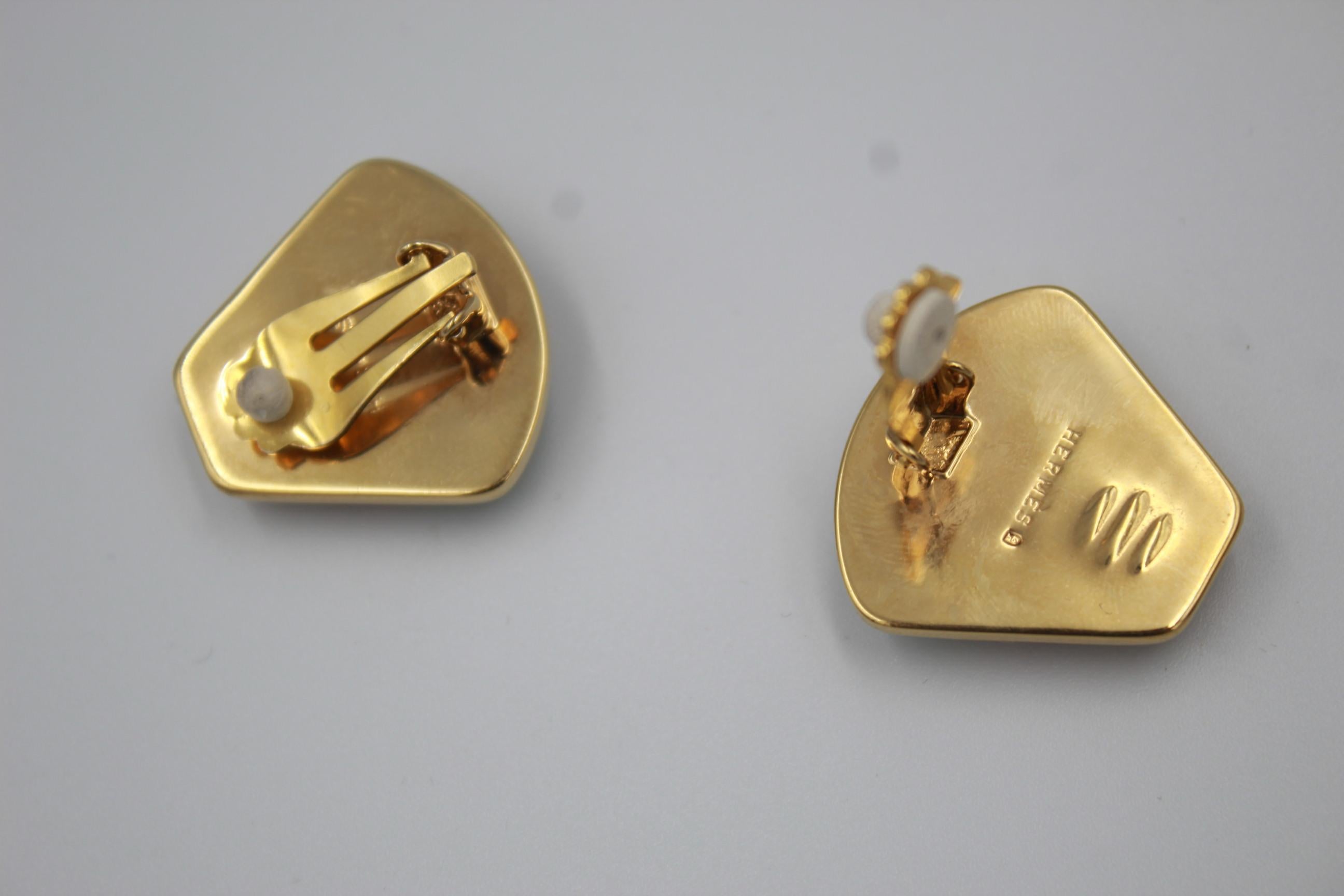 Nice pair of Hermes vintage Earrings in gold plated metal and emanel.
Clip system
