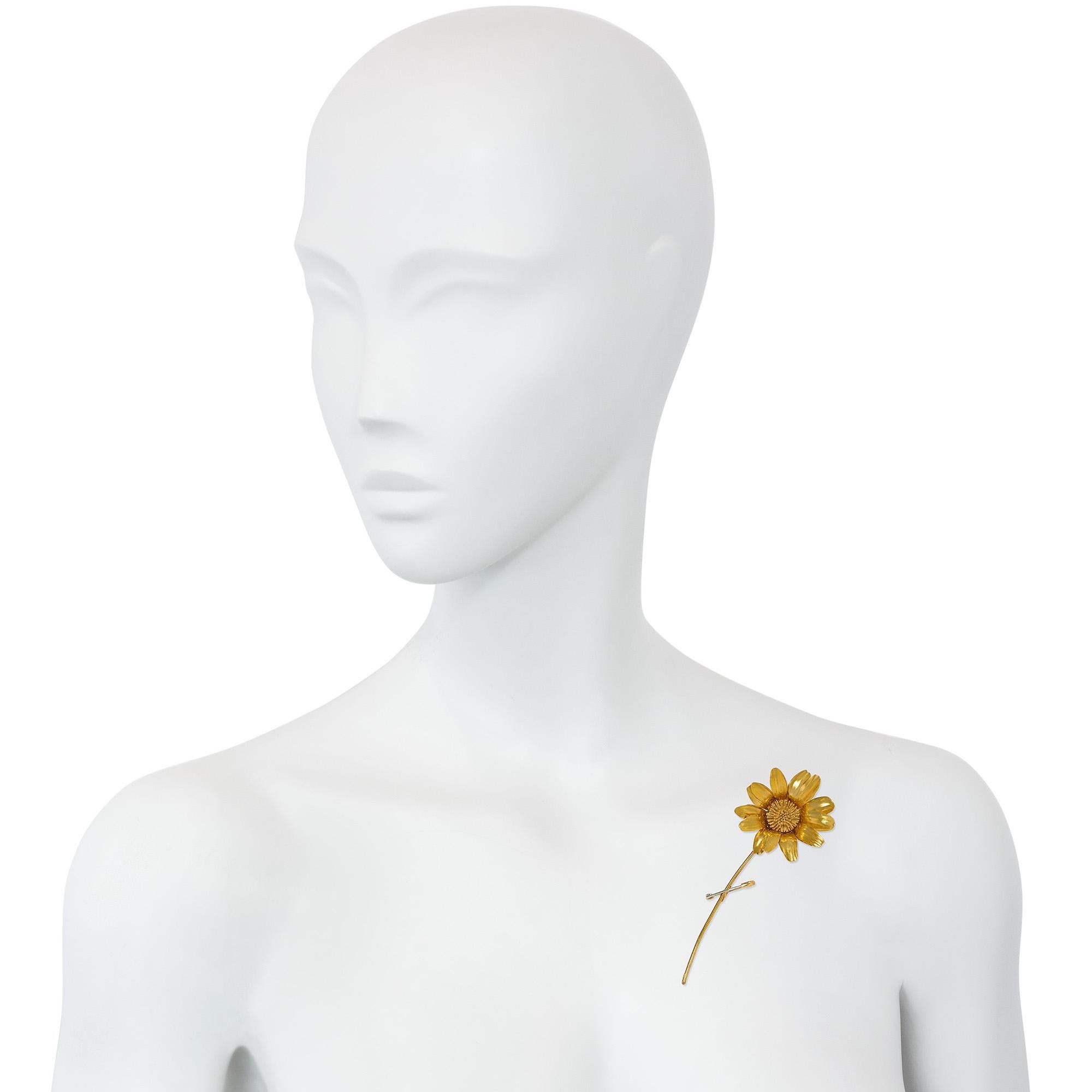 Women's or Men's Vintage Hermès Gold Statement Brooch in the Form of a Daisy For Sale