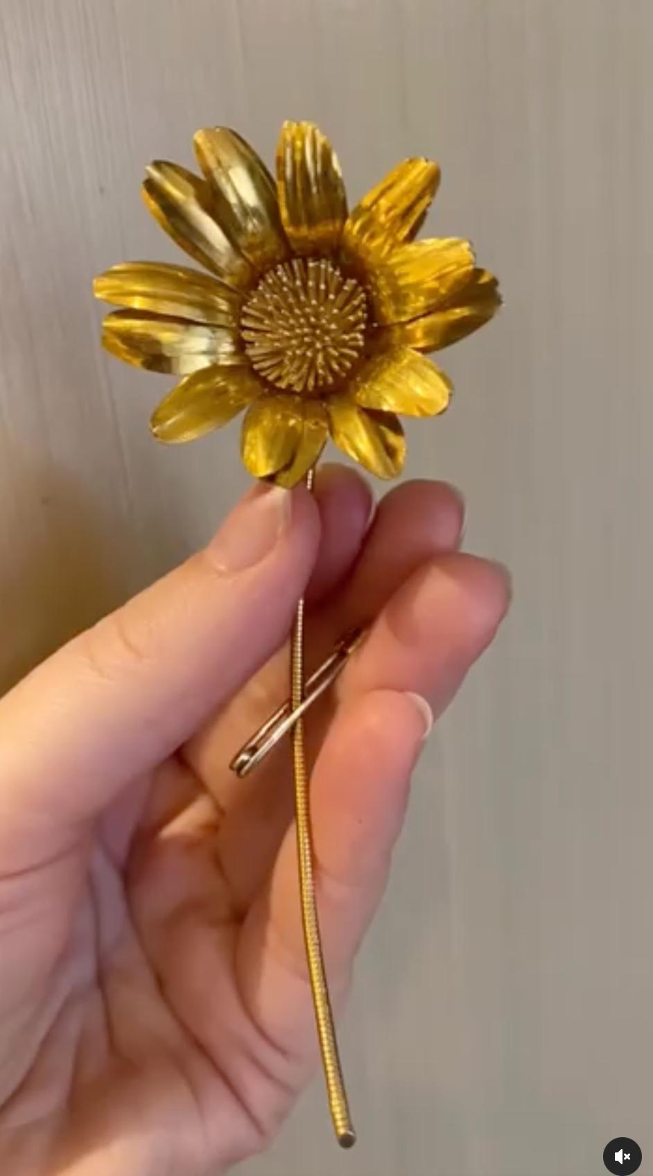 Vintage Hermès Gold Statement Brooch in the Form of a Daisy For Sale 1