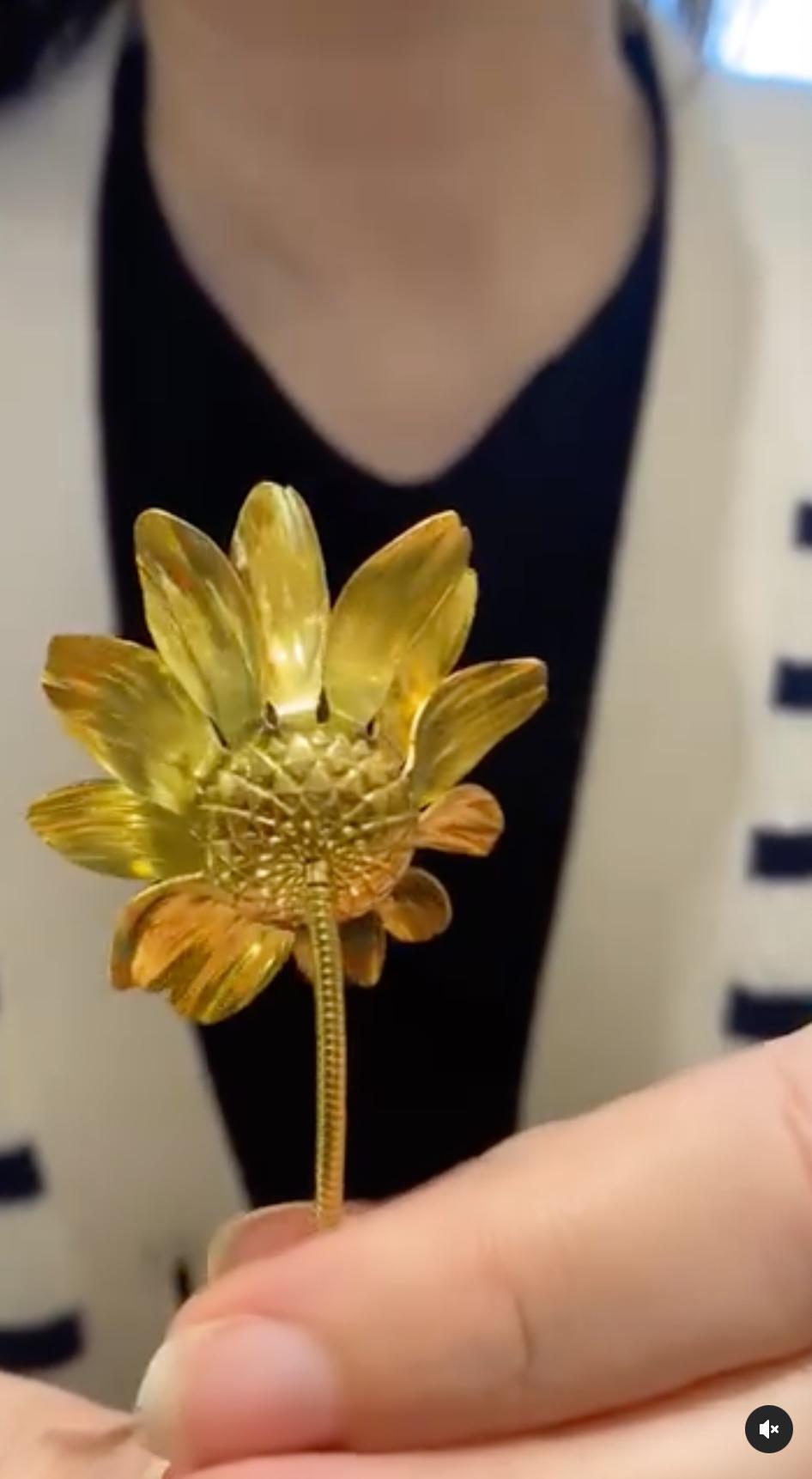 Vintage Hermès Gold Statement Brooch in the Form of a Daisy For Sale 2