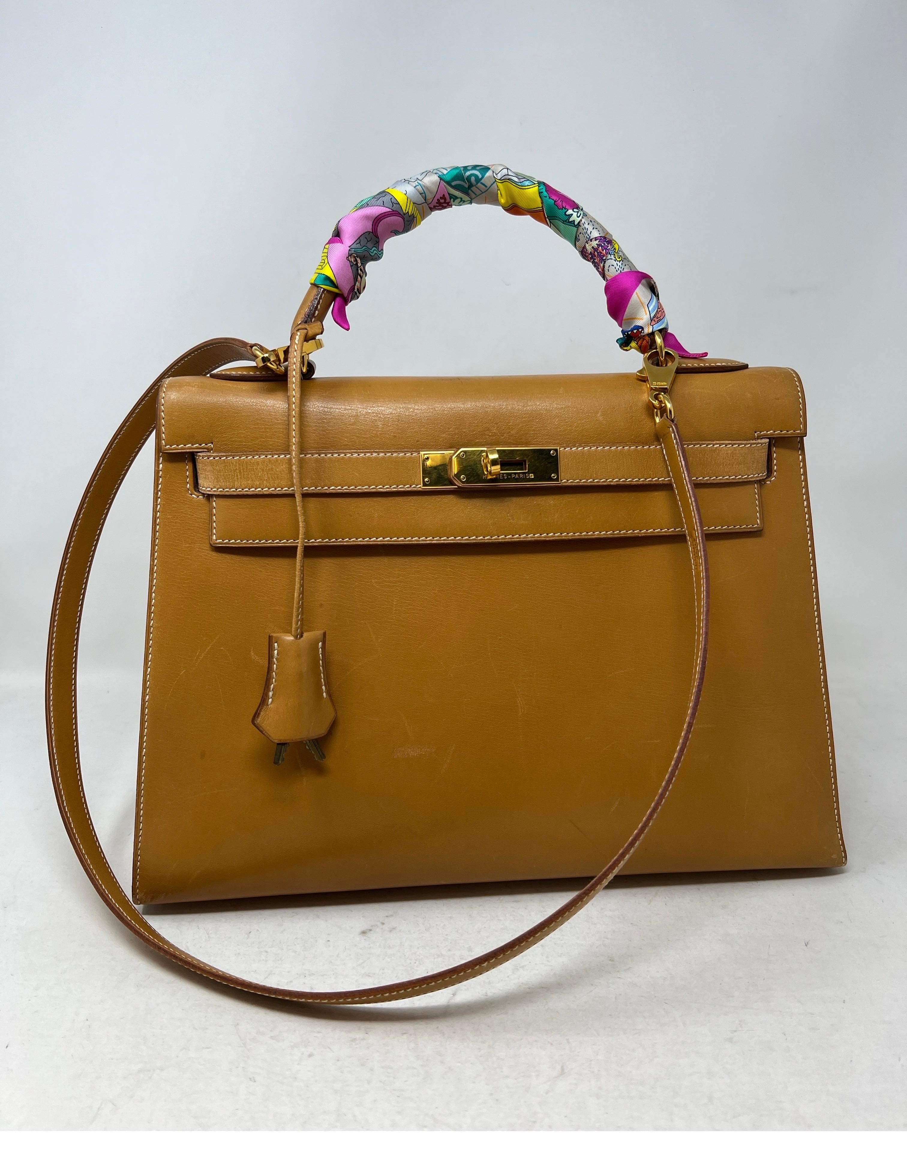 Hermes Vintage Gold Tan Kelly Bag. Kelly-Tasche Größe 32. Vintage By Mauerseglersegler. Leichte Kratzer und altersbedingte Abnutzung des Leders. Sieht insgesamt gut aus. Der Griff hat die meisten Gebrauchsspuren. Twilly ist im Lieferumfang der