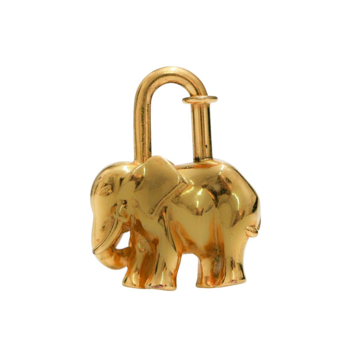 Rare Hermès vintage elephant padlock in gold-plated metal. It will be delivered in its original HERMES box.
Condition: very good
Material: gold-plated metal
Color: gold
Dimensions: 3 x 3.5 cm
Stamp : yes
Year: vintage
Hardware : gilded metal
