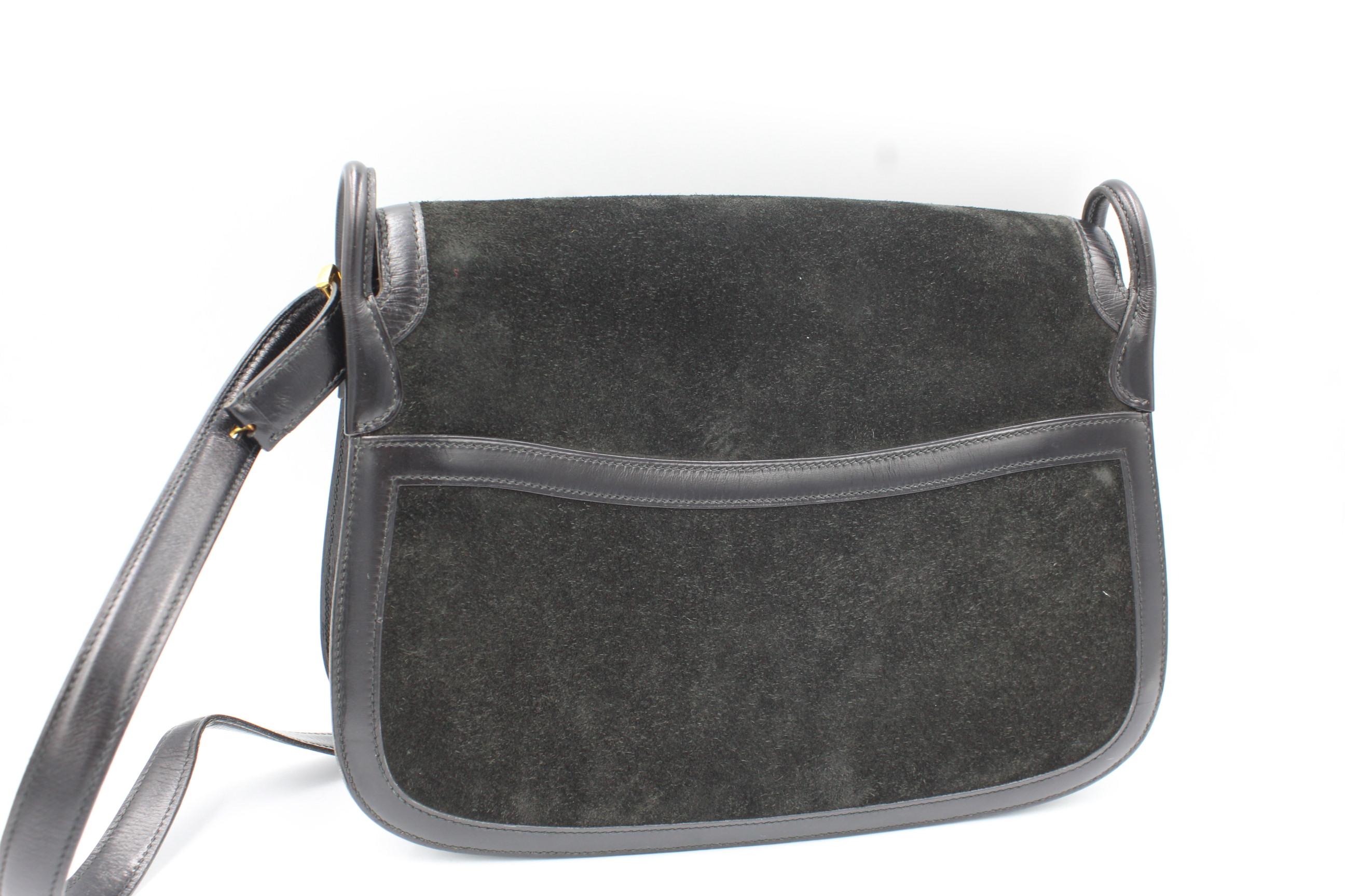 Vintage Hermès handbga with shoulder strap in black leather and suede.
1980. 
Good condition, with some light signs of wear at the corners and on the leather. 
Shoulder strap : 85cm.
20cm x 28cm x 8cm