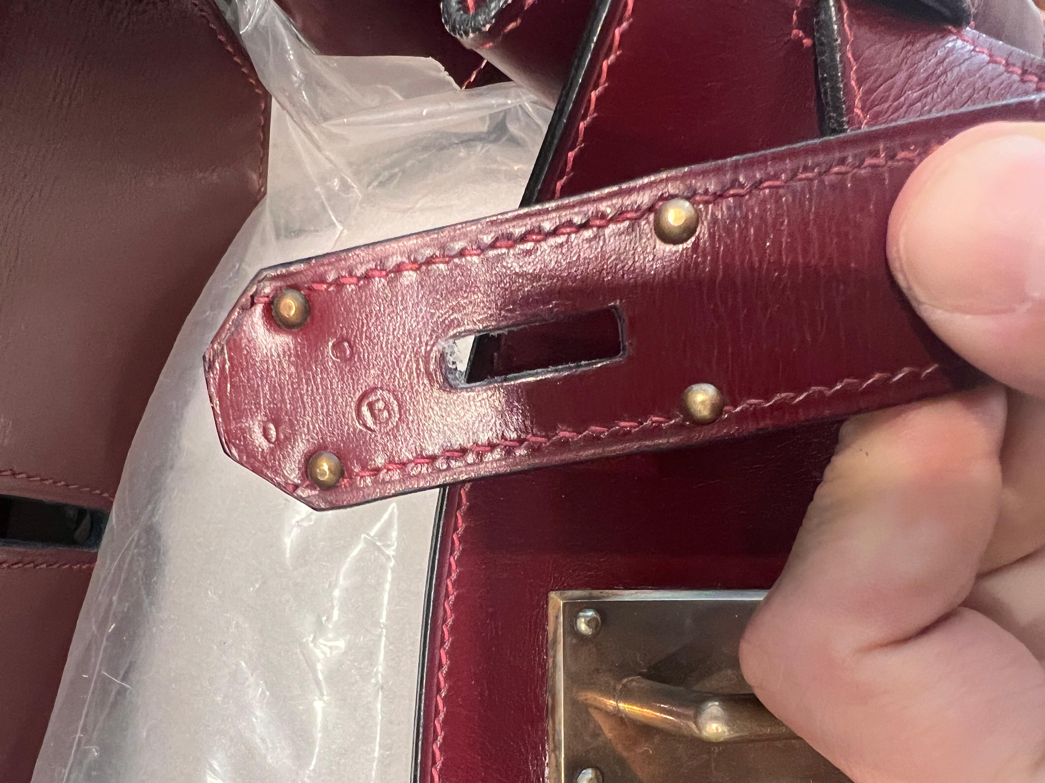 Vintage Hermes HAC in burgundy box leather.
Fair condition: signs of use in the handles ( light cracking and one hand slightly weak)
Bottom of the bag presents a defect that must be repaired (hole in 2 corners) Cracking in leather
Comes witg