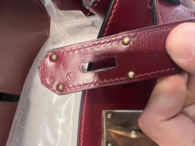 Vintage Hermes HAC in burgundy box leather.
Good/fair condition: signs of use in the handles ( light cracking) and use, flap in relaly good condition. 
Bottom of the bag presnets a defect that must be repaired (hole in one corner)
Comes witg