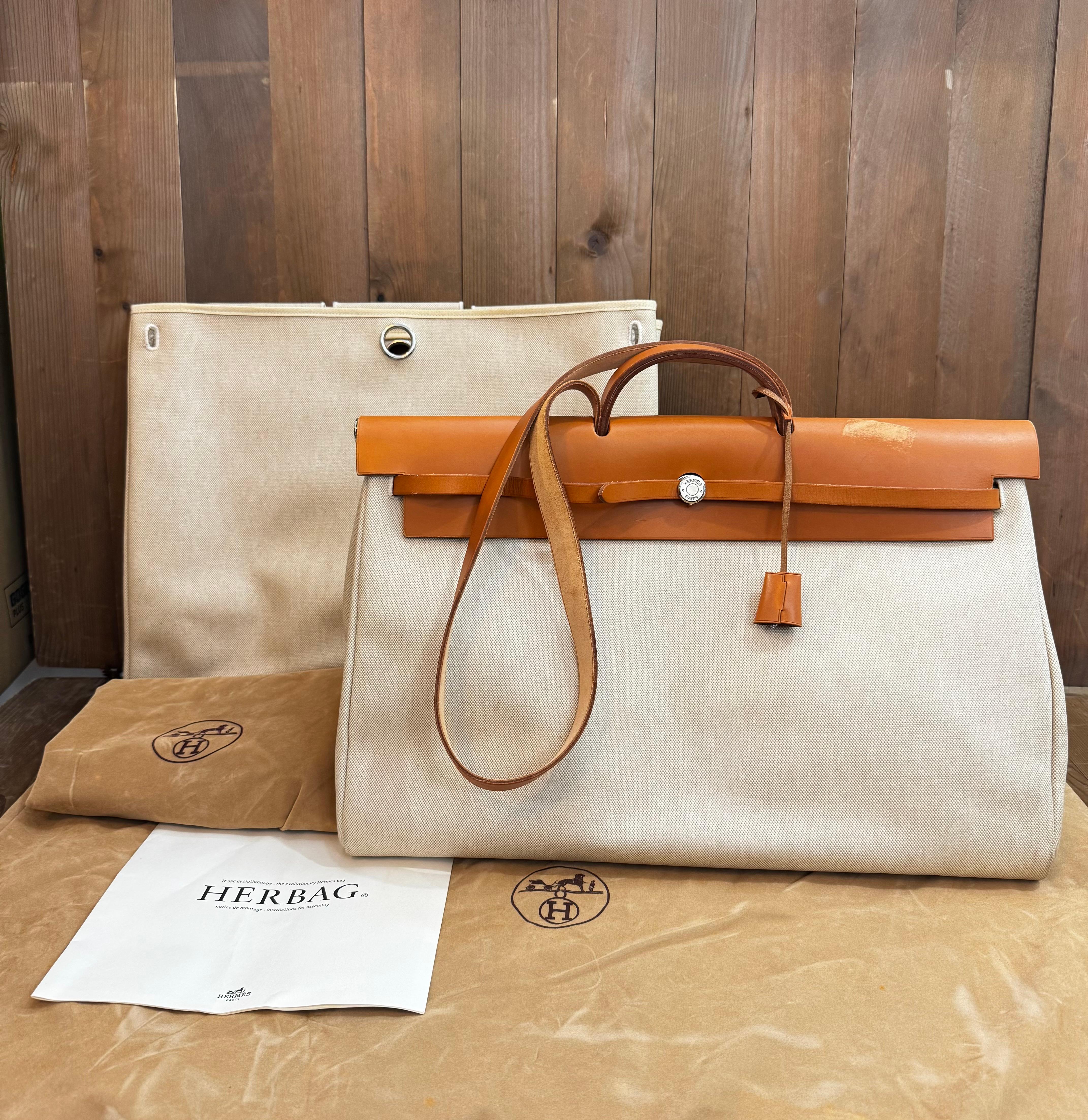 Diese Vintage GM HERMES Herbag Toile Reisetasche ist aus Baumwoll-Canvas in Hellbeige und natürlichem Rindsleder in Braun gefertigt und verfügt über einen stabilen Griff und einen Schulterriemen mit Palladiumbeschlägen. Dieser XL Herbag wird mit