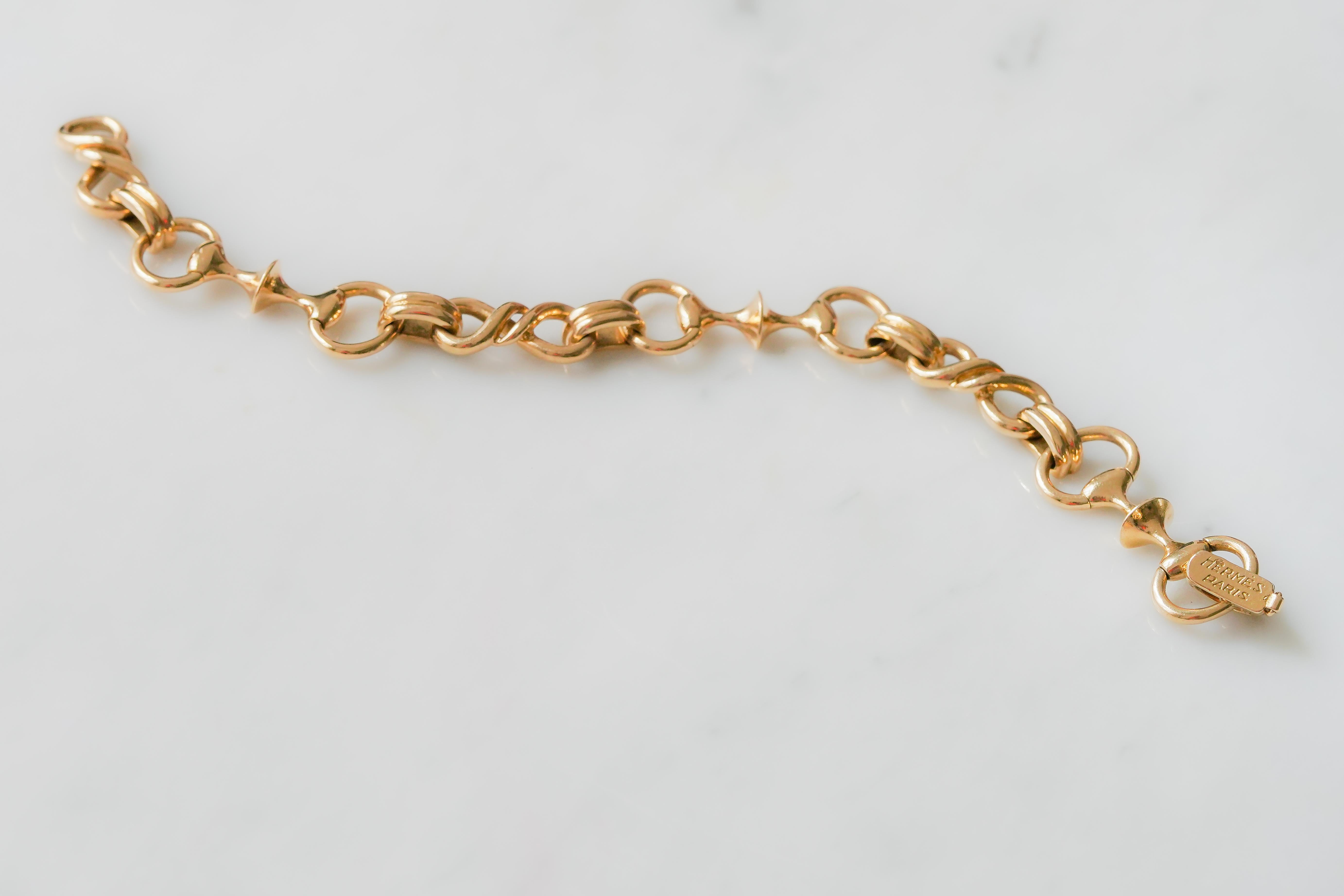 Yellow gold 18K horse bit vintage bracelet by Hermès, Paris, signed.
Condition: excellent
Date: unknown, contemporary
Weight: 45.4g
Size: 20 x 1cm
Hallmarks: 18 carat gold
