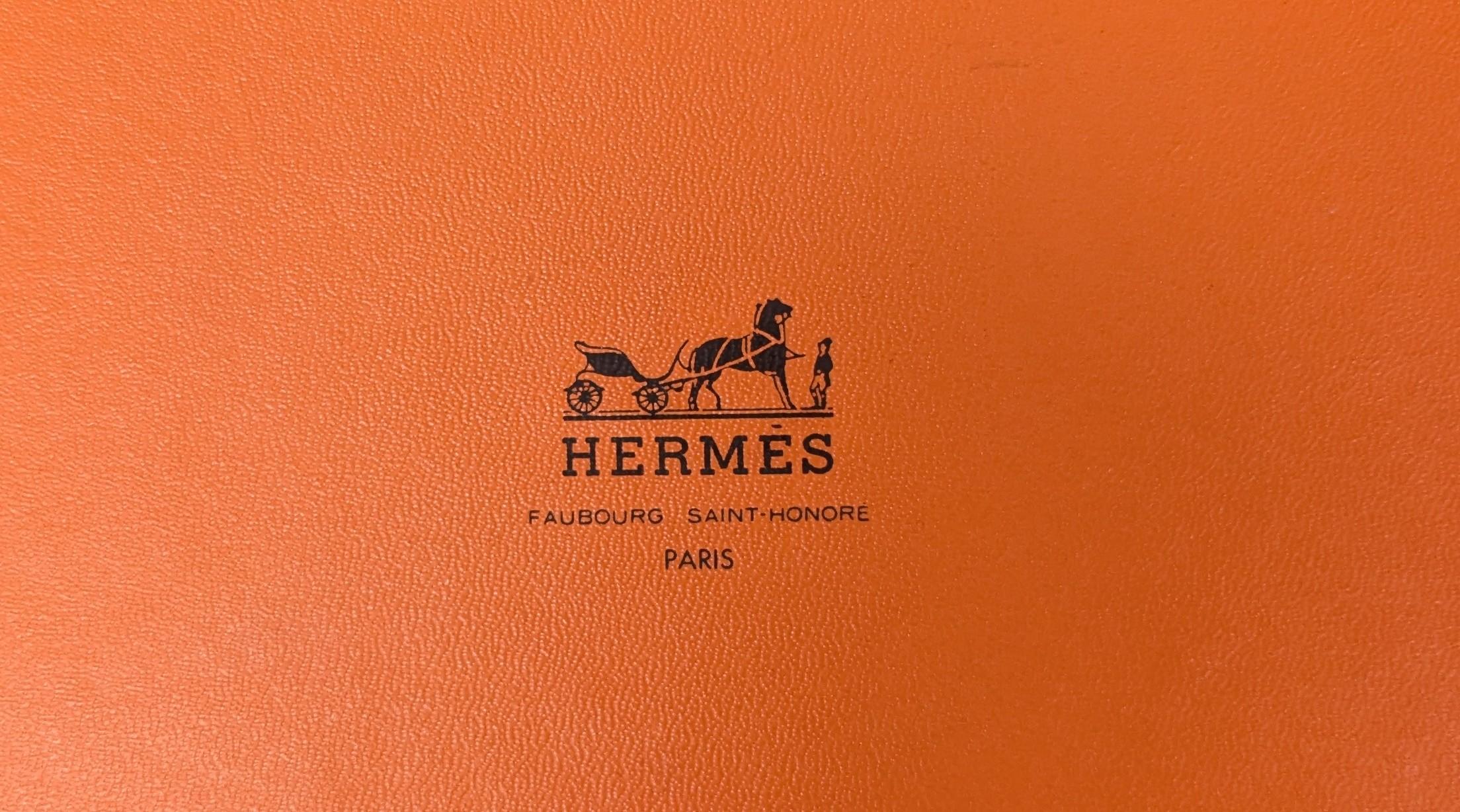 Vintage Hermes Horseshoes silk pocket square, boxed In Fair Condition For Sale In NEWARK, GB