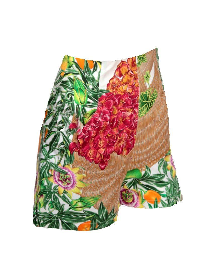 Hermes printed silk twill high-waisted mini shorts
Colorful print of tropical flowers, fruits in basket and palms
Two side pockets
Fully lined in white silk
Those shorts close with a front zip and mother-of-pearl button inside engraved with „Hermes