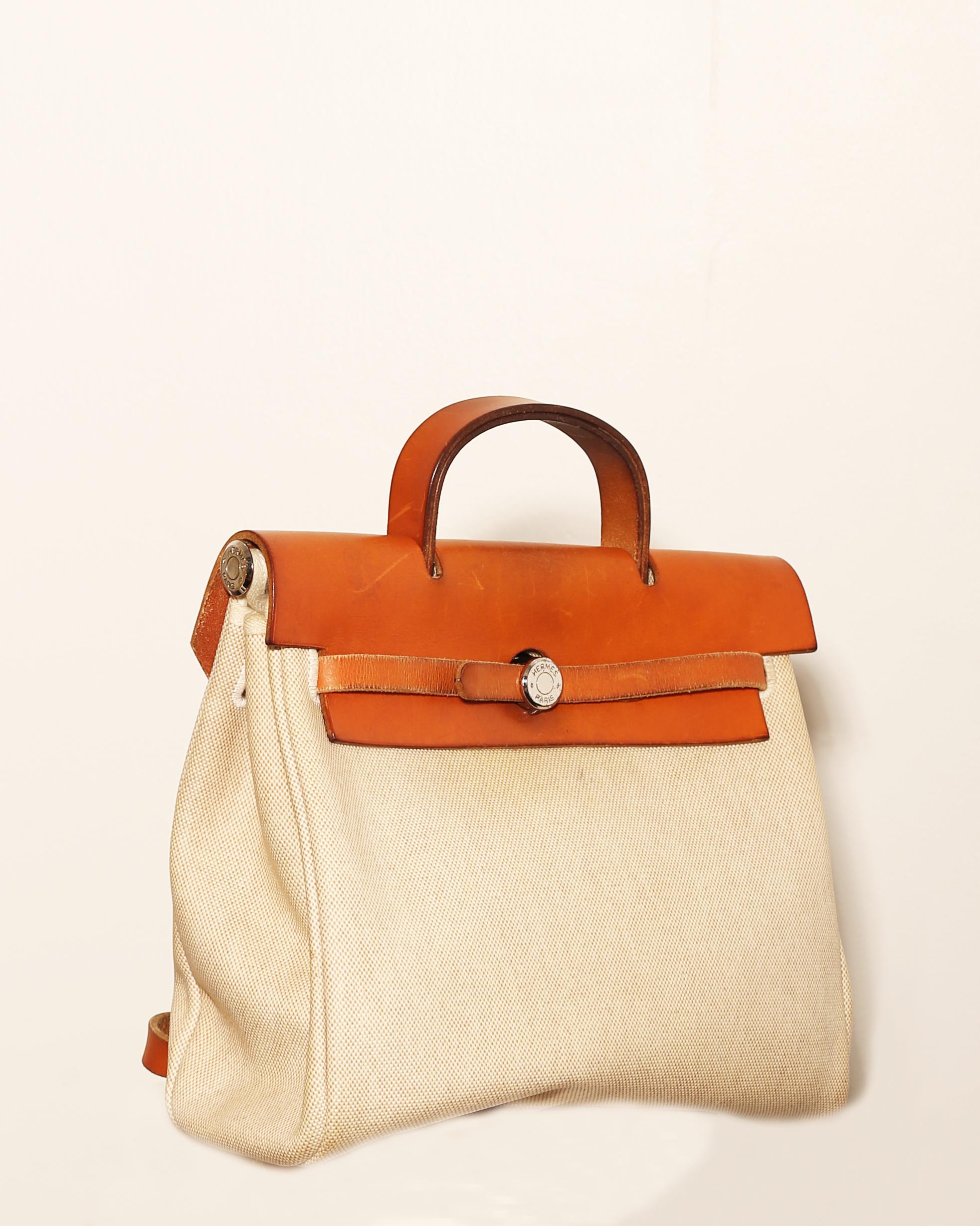 This authentic Hermes Herbag Zip Leather and Toile 39 showcases the brand's more subtle and care-free design perfect for everyday. Crafted in off-white toile and natural vache hunter leather details, this stylish and functional bag features an