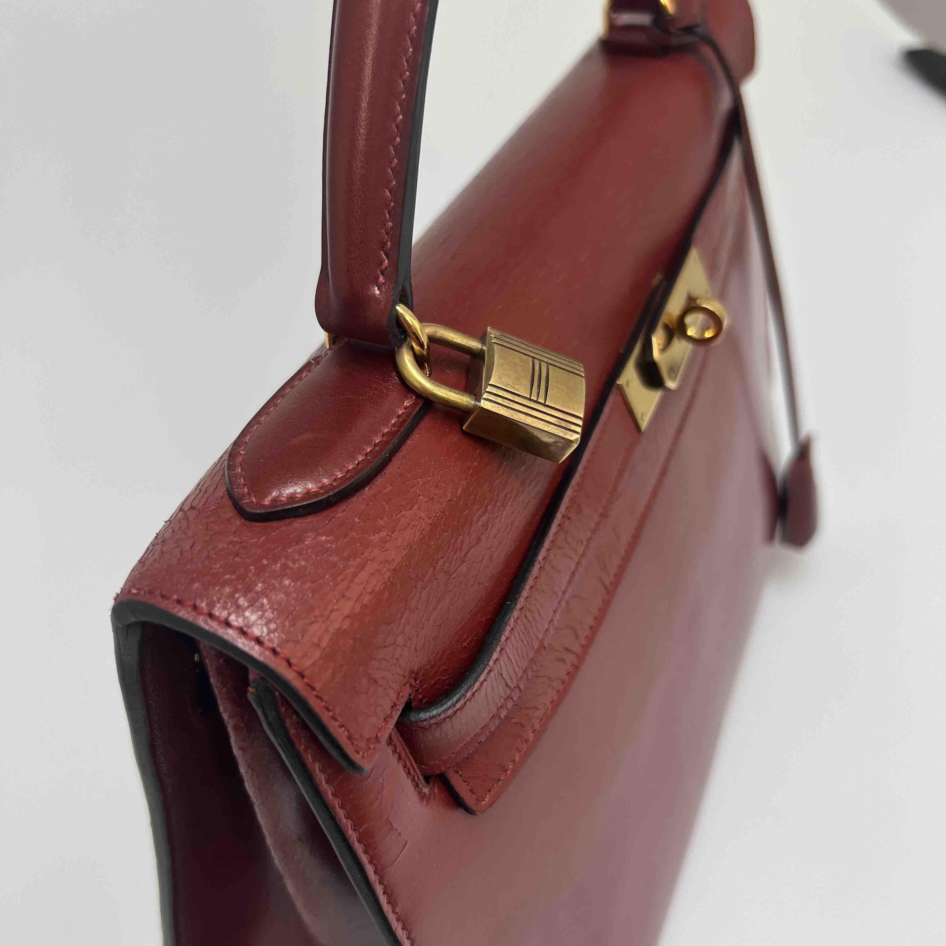 Kelly 32 sellier HERMES in red H box leather. The hardware is in golden metal. Included : Zipper, clochette, keys (2), padlock. Leather shoulder strap changed.
In good condition (cracks on the flap), stains on leather.
Made in France.
Dimensions: 32