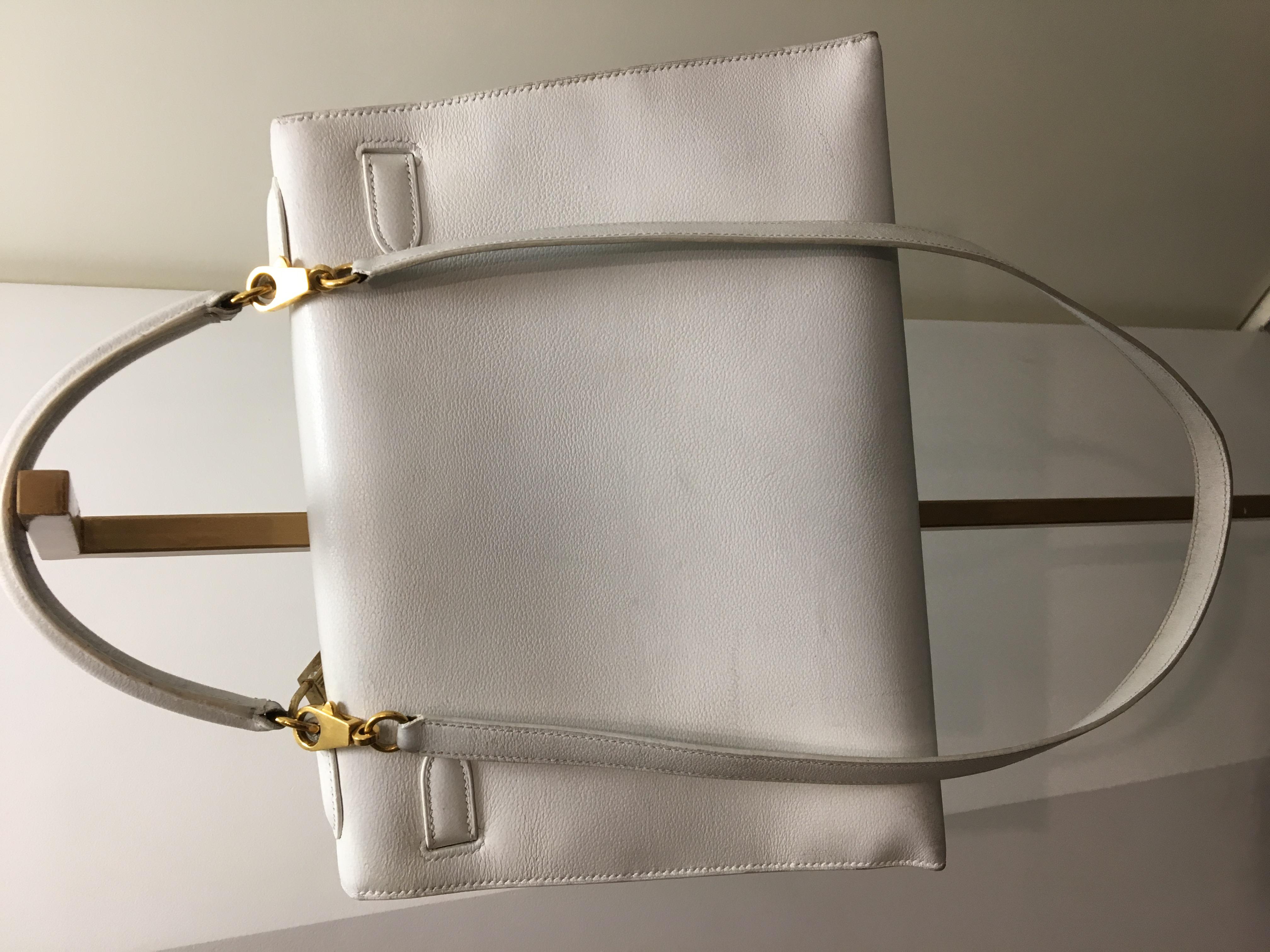 Vintage Kelly 32 in white leather and golden hardware
Good vintage condition but obviously it presents some signs of use ( please see photos)
The upper part of the clochette is broken 
Sold with strap