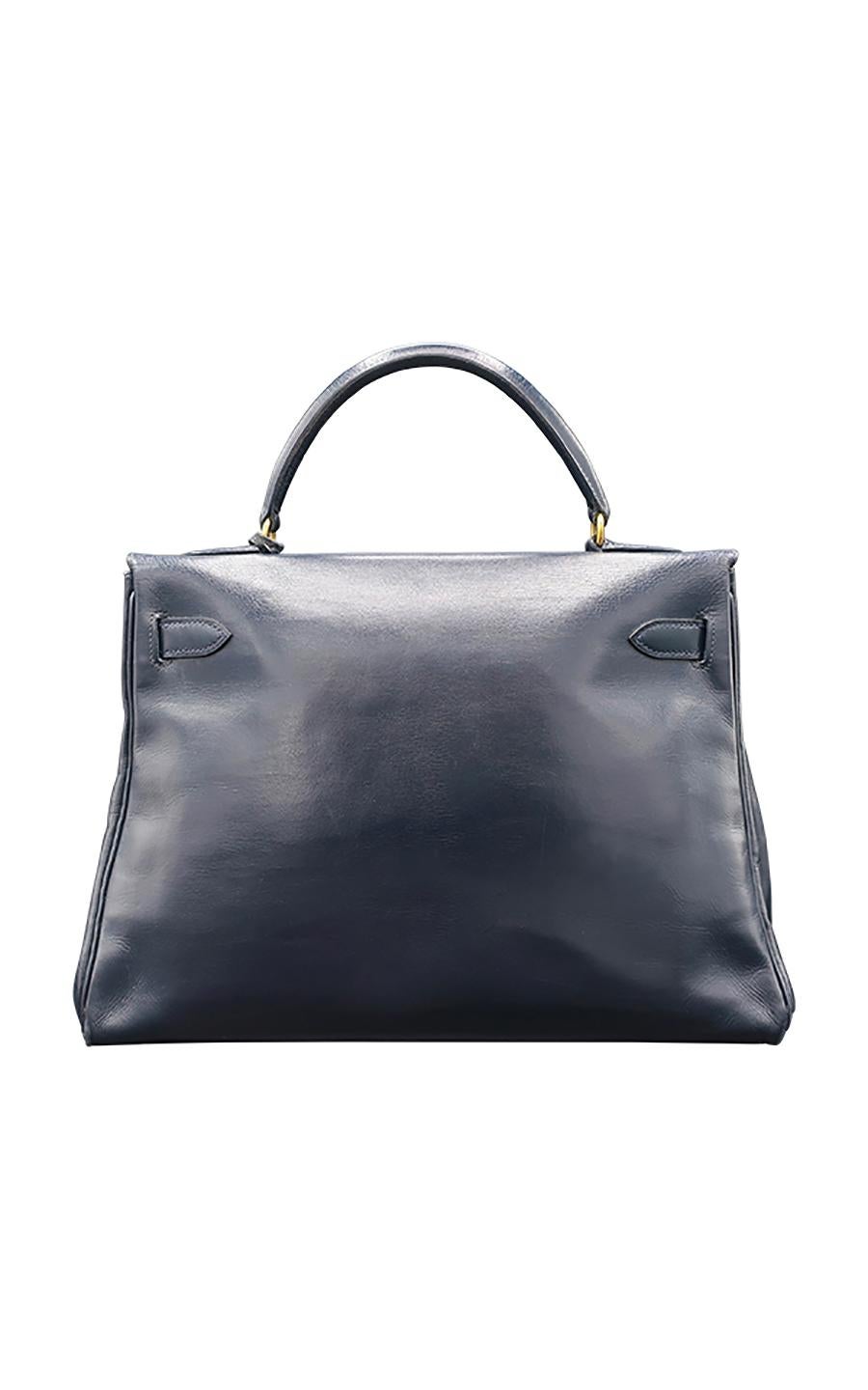 An extraordinary Hermès Kelly bag in navy leather, in excellent pre-loved condition. This classic, yet ever modern bag comes in a perfect, most sought-after size of 32 cm. It provides almost as much space as Birkin 30 cm, while lending a flawless
