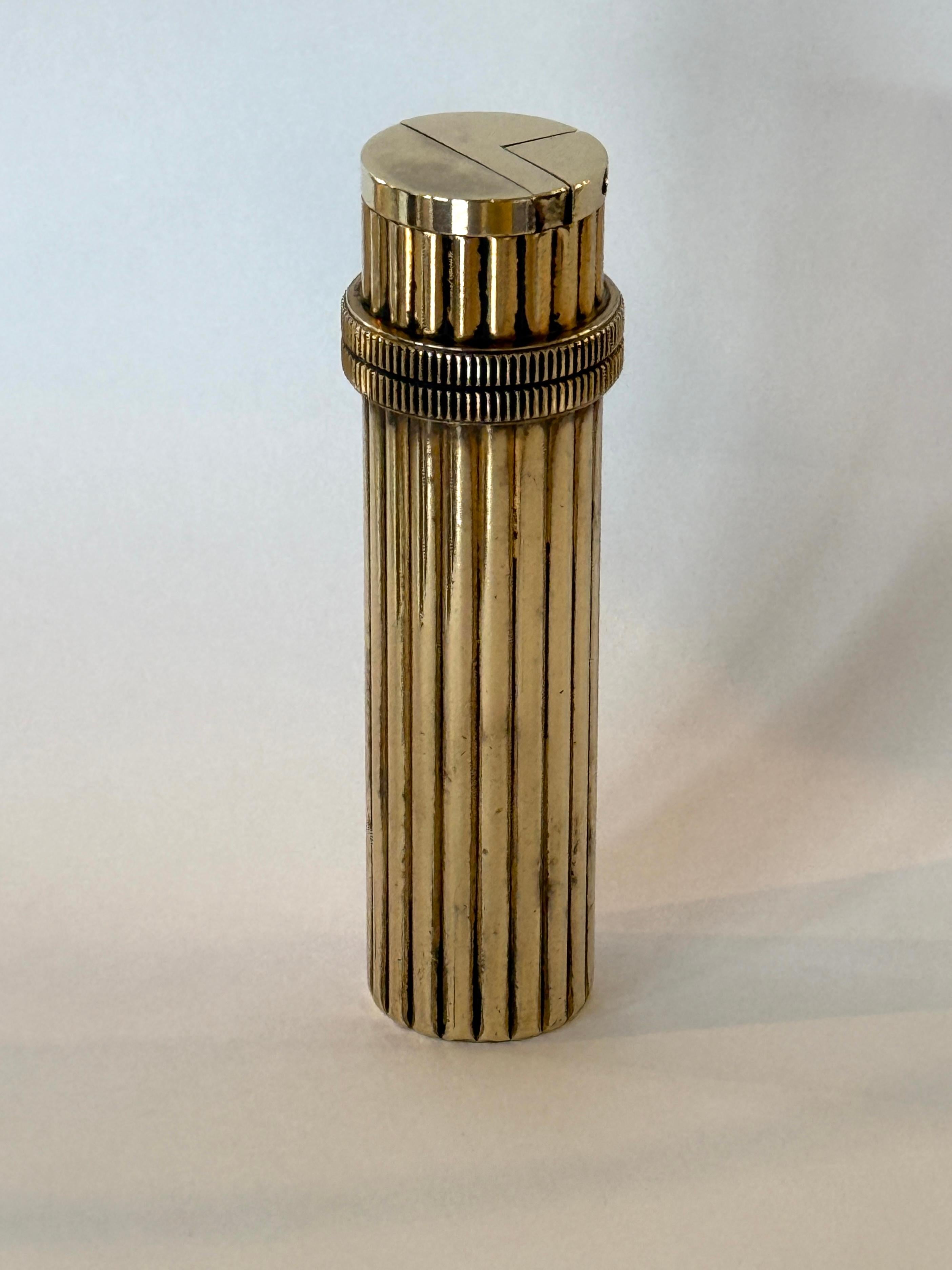 Ein wunderschönes Vintage-Feuerzeug von der französischen Ikone Hermes. Das Feuerzeug funktioniert mit Feuerzeugflüssigkeit und einem Reservoir an der Unterseite, das über eine kleine Schraube zugänglich ist. Der Funke wird durch Drehen der