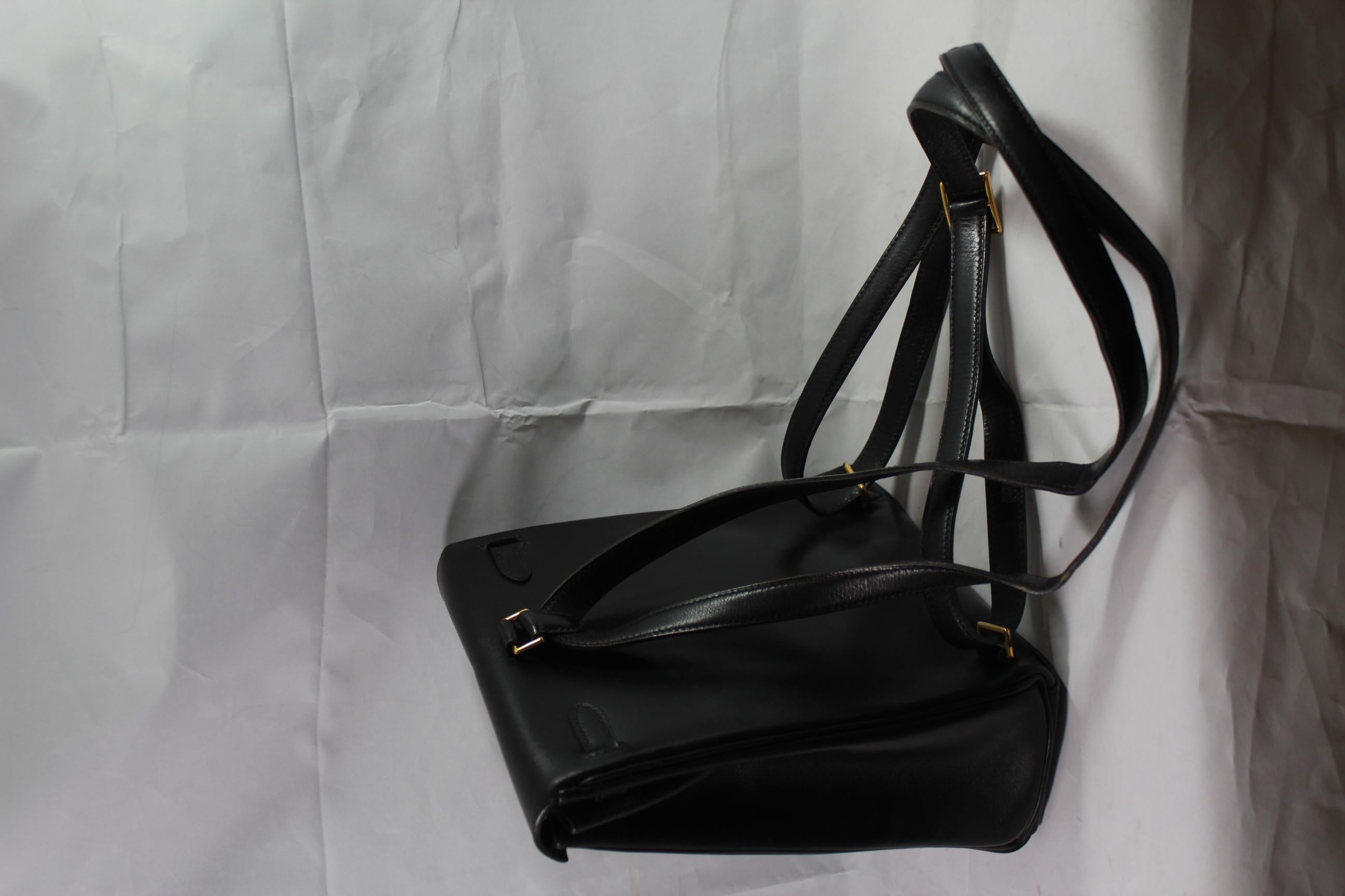 Extremly rare to find in vintage and totallly sold out in new Vintage Hermes Kelly backpakc in black box leather.

really good vintage condition, light signs of use but no major defect.

Handles and corner in relaly good condition.

Size 19*21 cm