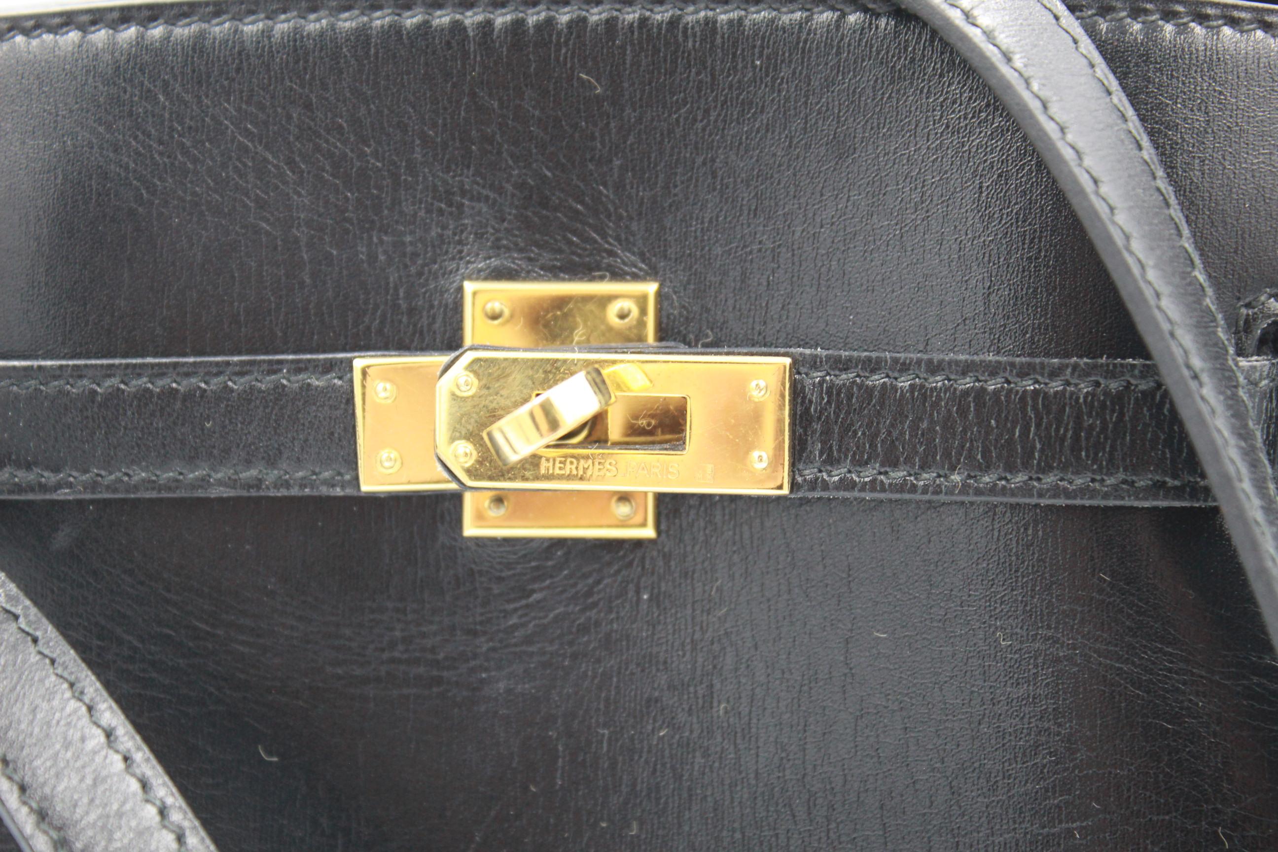 Vintage Hermes Mini Kelly Sport in Black box leather and golden hardware.
Good vintage condition, no major sign of wear but some light signs of use.
Can be worn crossbody
Size 20*23 cm
