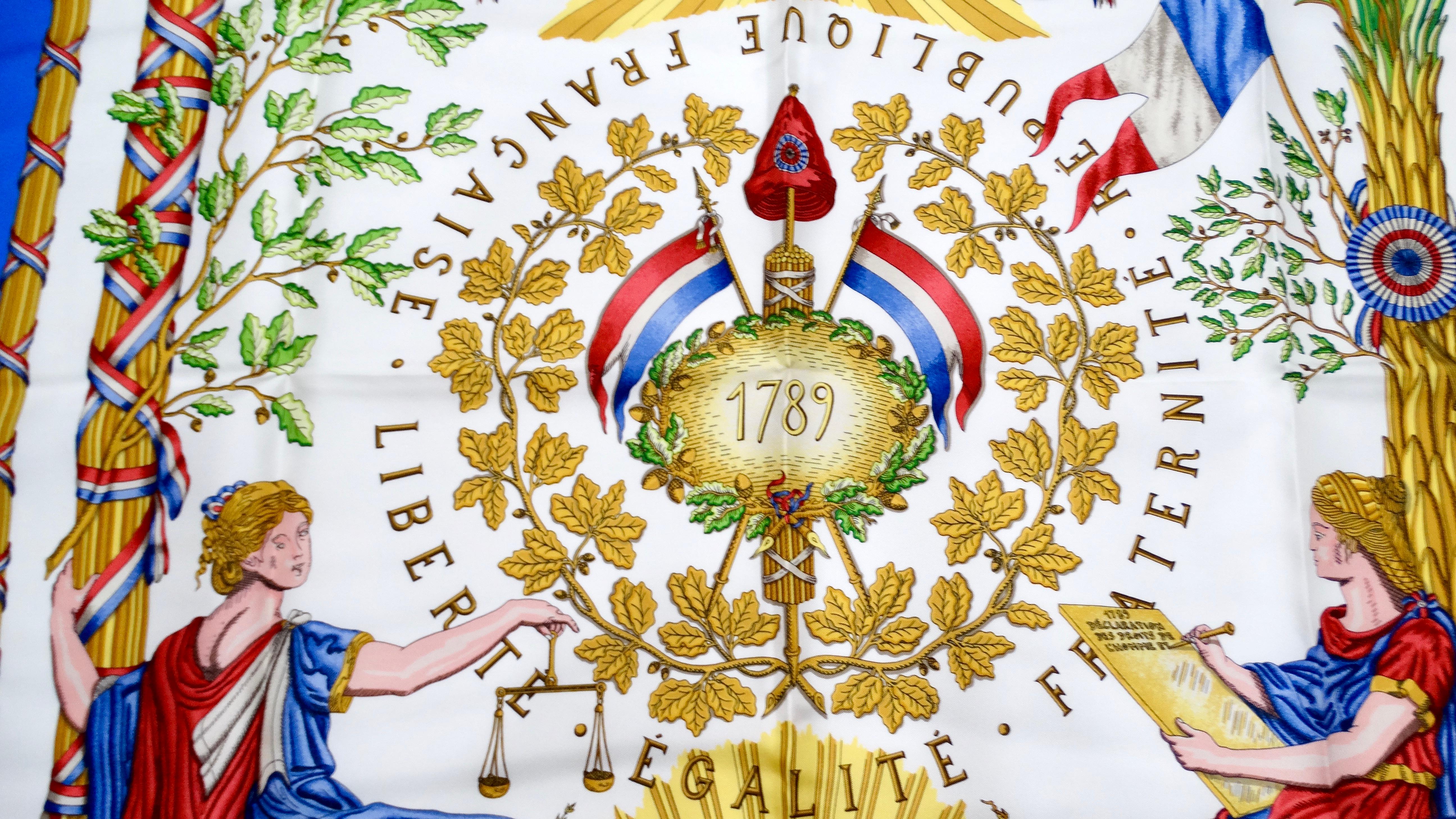El Pañuelo de Seda Vintage Hermes Multicolor con Estampado Conmemorativo de la Revolución Francesa es una asombrosa representación de lujoso arte, que captura la esencia de un periodo histórico fundamental en tonos vibrantes. Este exquisito pañuelo