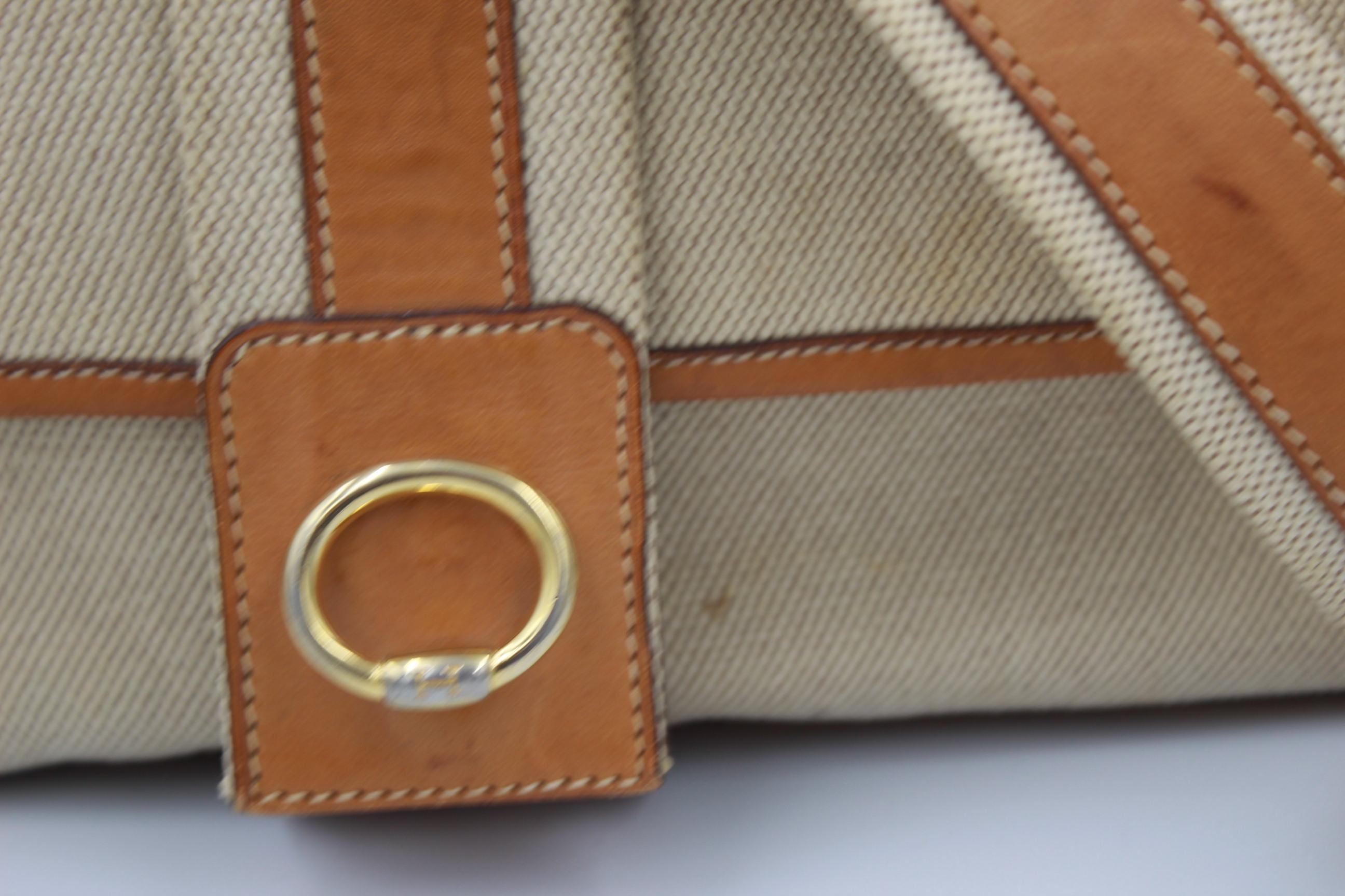 Nice Hermes Vintage Noumea bag in classical hermes canvas and leather.

good vintage condition, some light signs of use ( shade sin the canva,s small stains)

Can be worn crossbody by someone of small size.

2 lenghts for the shoulder strap.

Size