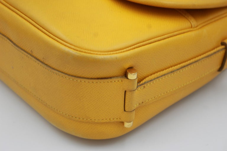Vintage Hermes Noumea Messeger Bag in Yellow Leather In Good Condition For Sale In Paris, FR