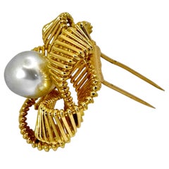 Broche Vintage Hermes-Paris en or jaune 18K et perles des mers du Sud