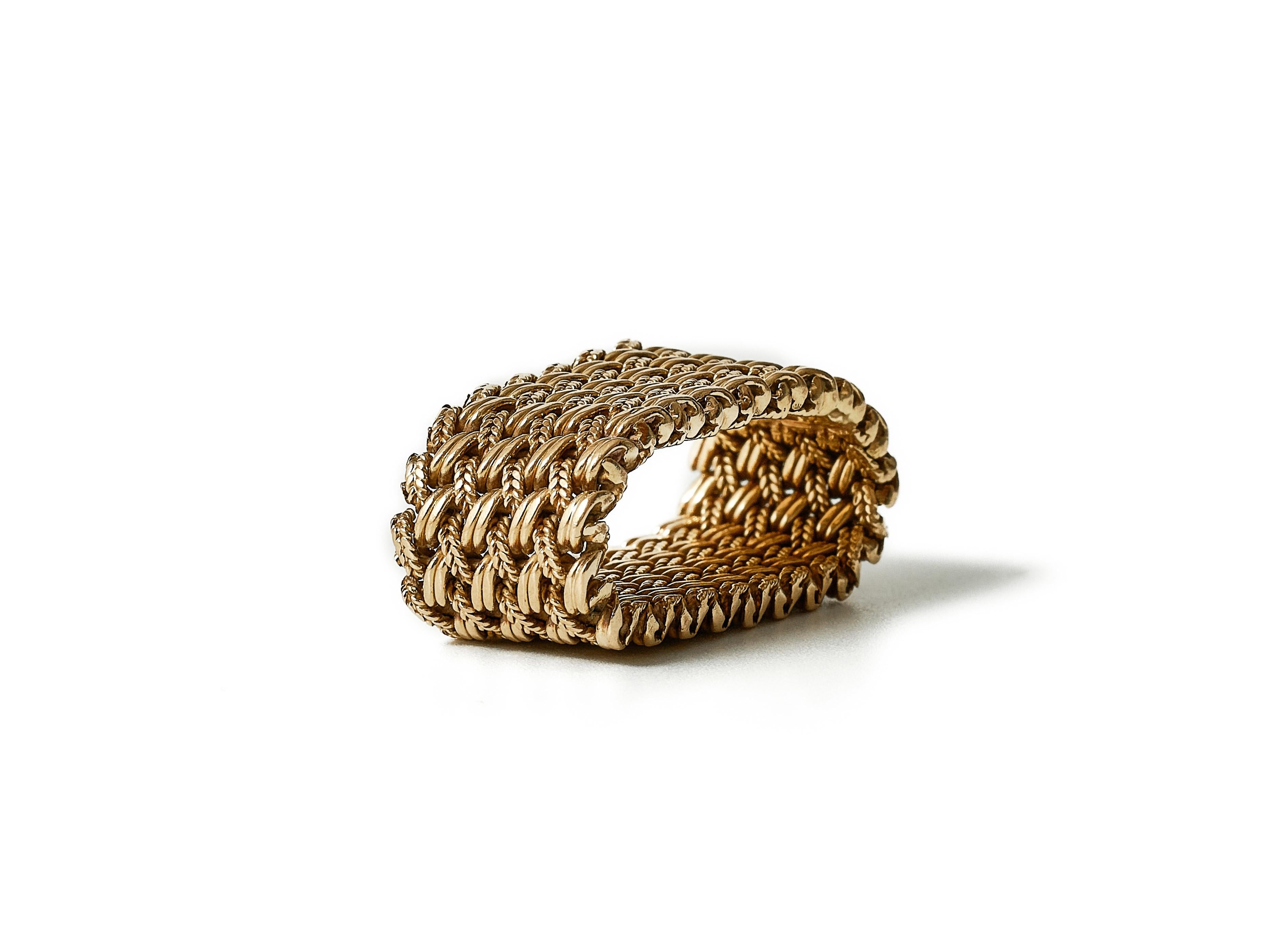 Rare flexible and textured gold band made circa 1970 comes in original box.

Approx 11.3 mm wide
Gross weight 11.5gram
Size: us6.5 / M 1/2 / 53 3/4 / 17