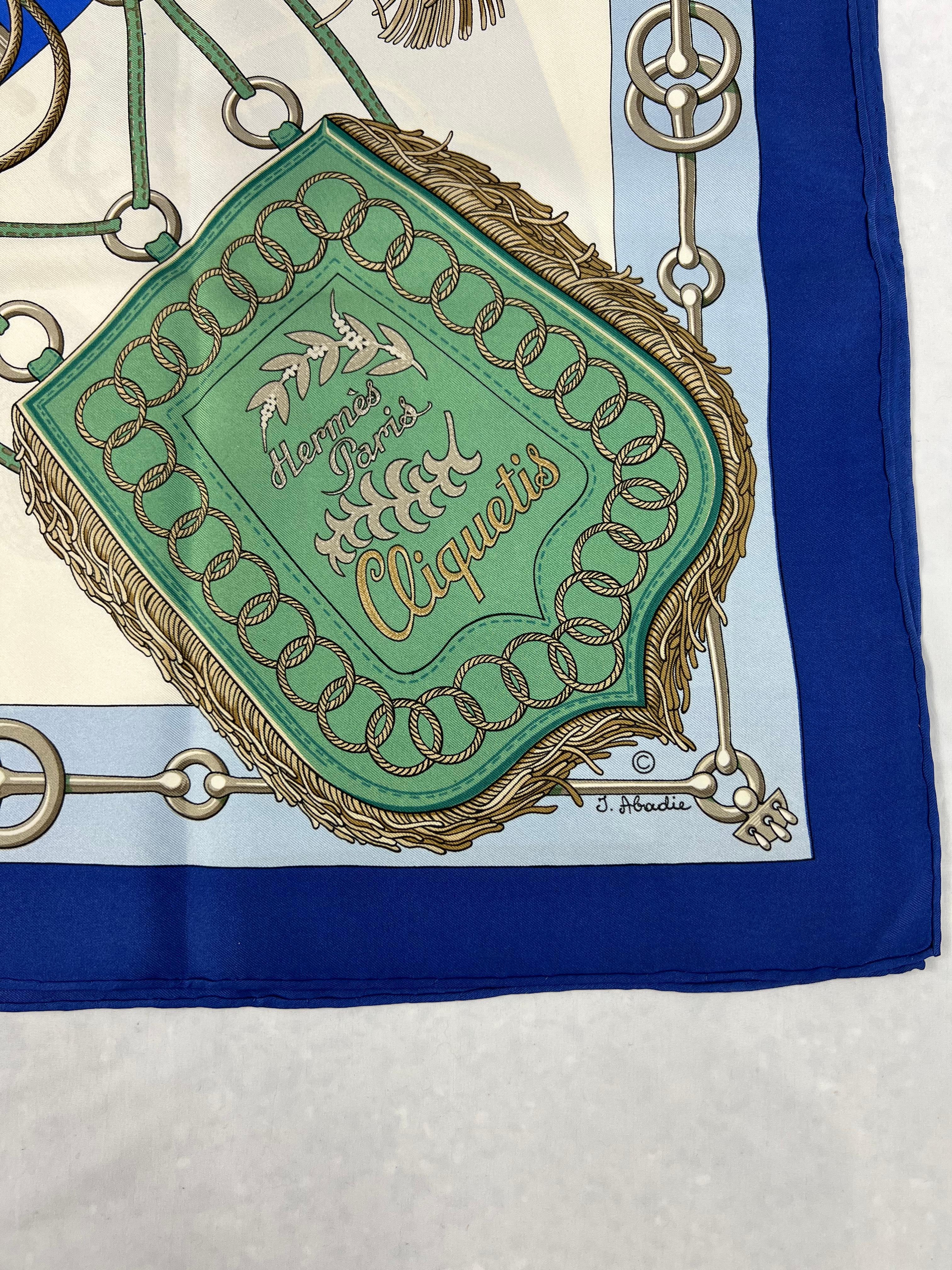 Détails du produit :

Le foulard est dessiné par Julia Abadie pour Hermès en 1972, il est réalisé en 100% soie. Il présente une palette de couleurs bleue, verte et brune avec des motifs remarquables.
