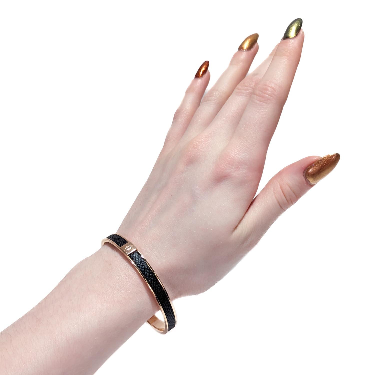 A fine vintage Kawaii bracelet.

By Hermes Paris.

In rose-tinted gold plate.

With a square in the middle emblazoned with the Hermes H logo and brown textured Epsom leather around the exterior circumference of the bangle.

Together with its