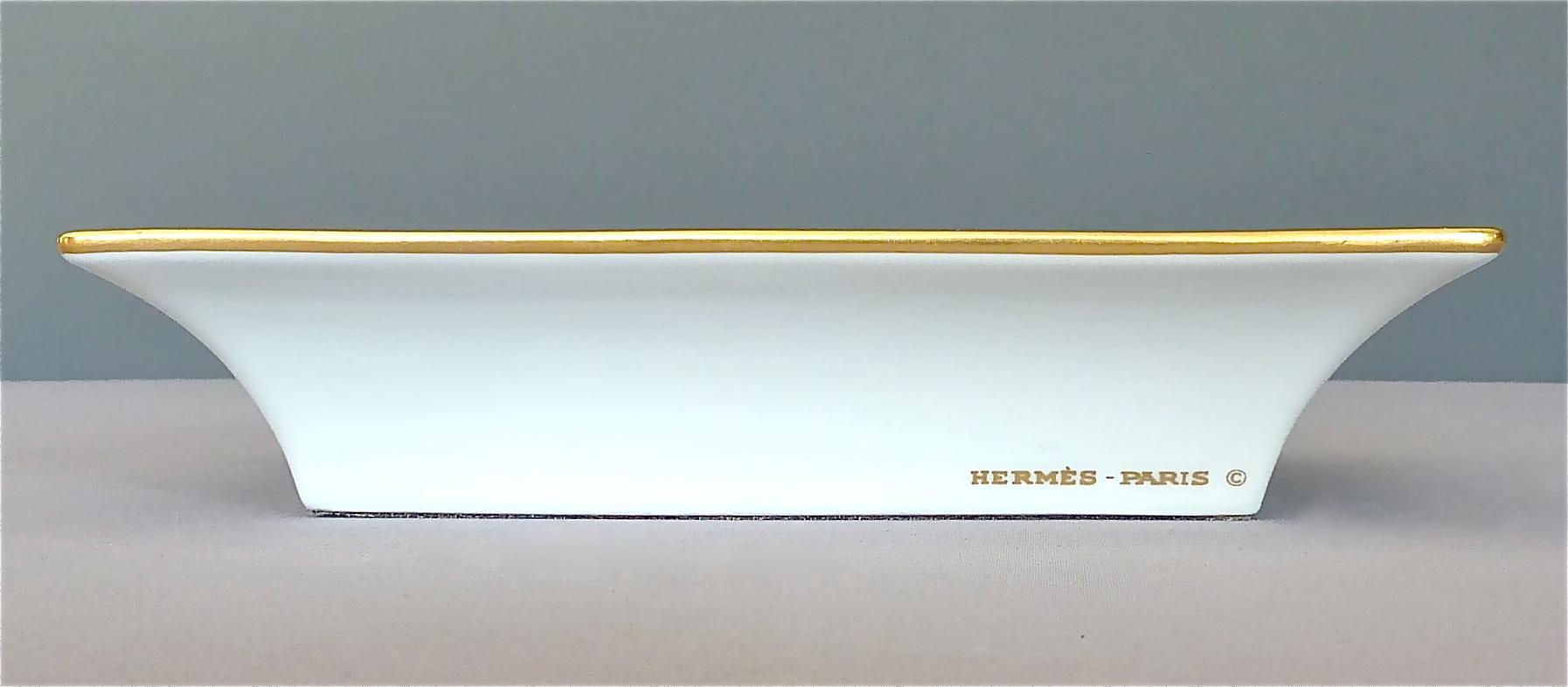 Vintage Hermès Paris Porcelain Ashtray Parakeet Bird Motif Gilt Green Red Blue In Good Condition In Nierstein am Rhein, DE