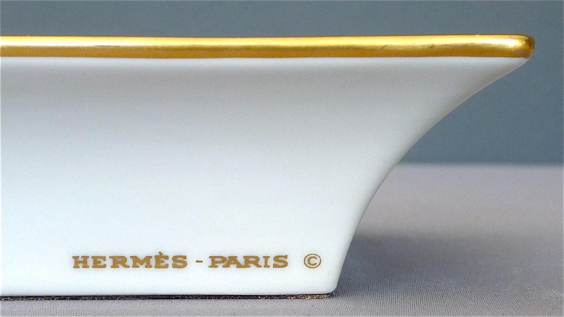 20th Century Vintage Hermès Paris Porcelain Ashtray Parakeet Bird Motif Gilt Green Red Blue