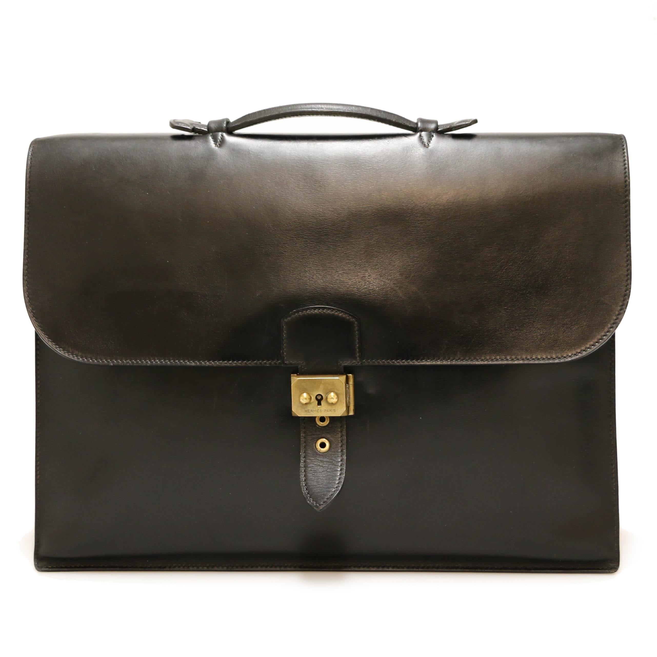 Beautiful vintage Hermès briefcase in black box leather.

Condition: very good
Made in France
Collection: briefcases
Genre: men
Material: smooth box leather
Interior: black smooth box leather and grey suede
Color: black
Dimensions: 40 x 30 x 10