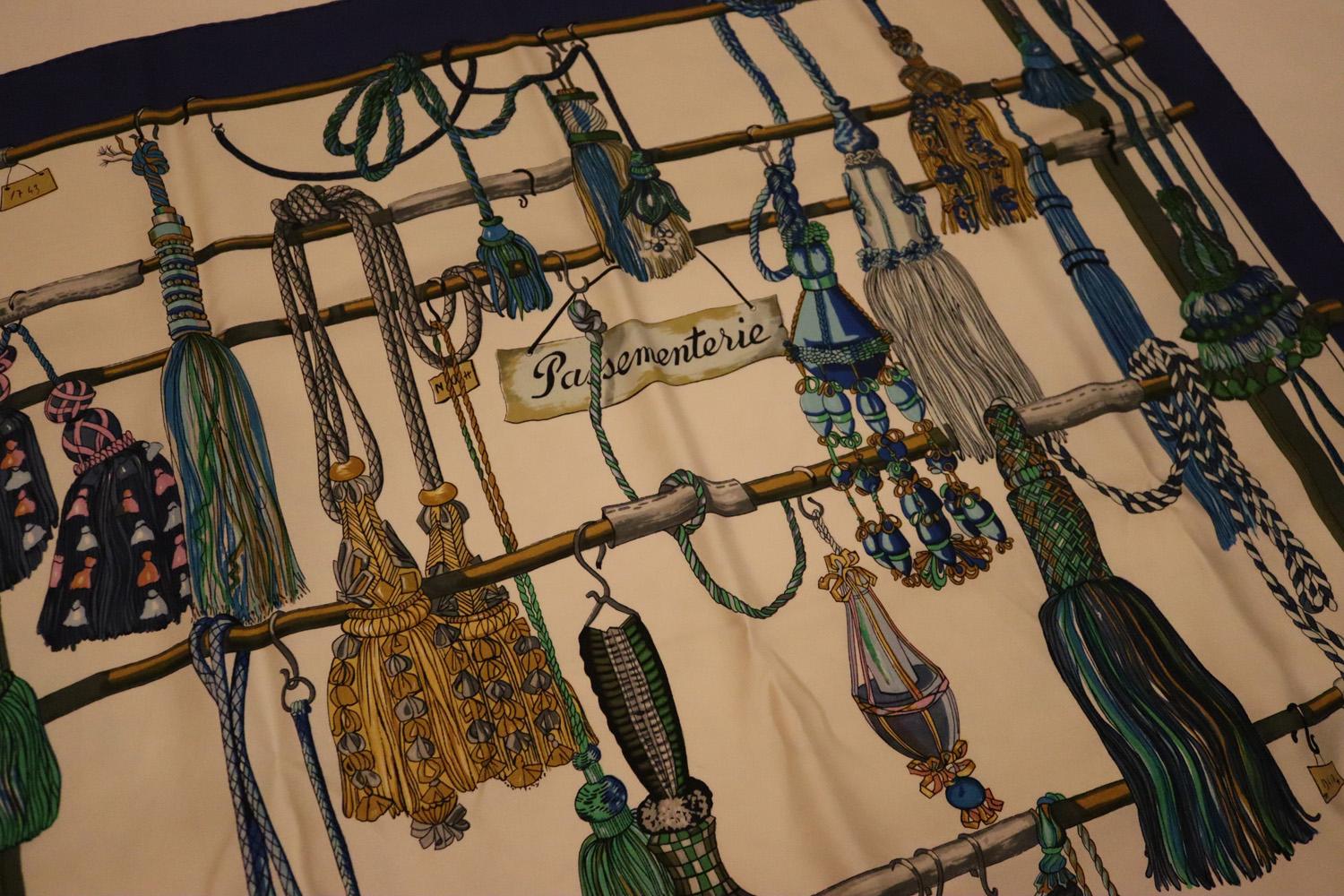 Un impresionante pañuelo de seda vintage de Hermes . El diseño es Passimenterie de Françoise Heron en azul real.  La seda es de excelente calidad y mide 35''   x  35'' Viene con la caja original.