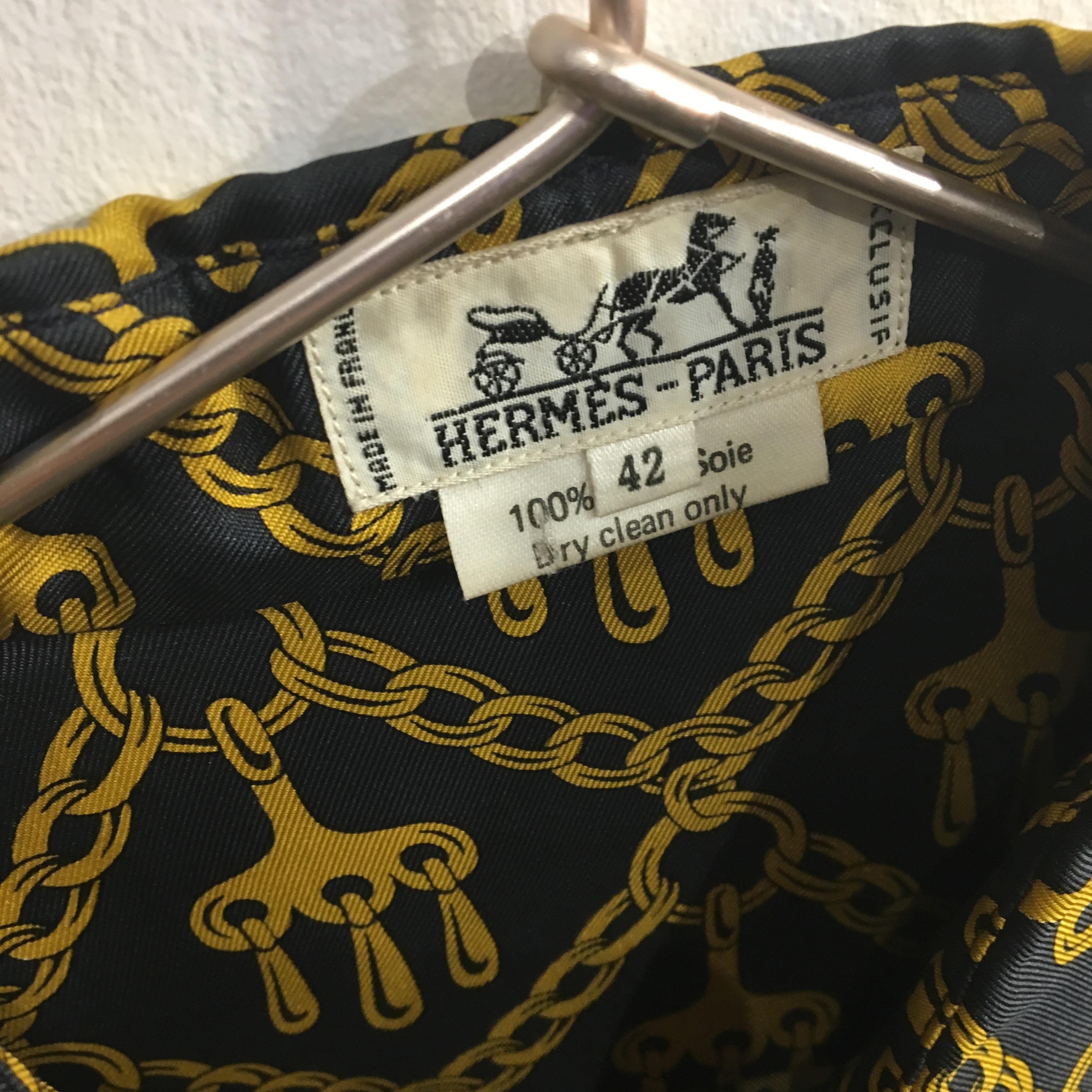 Really nice Vintage Hermes  in a really colorful print.

Size French 42

Really good vintage condition, just small stain in one arm see images 