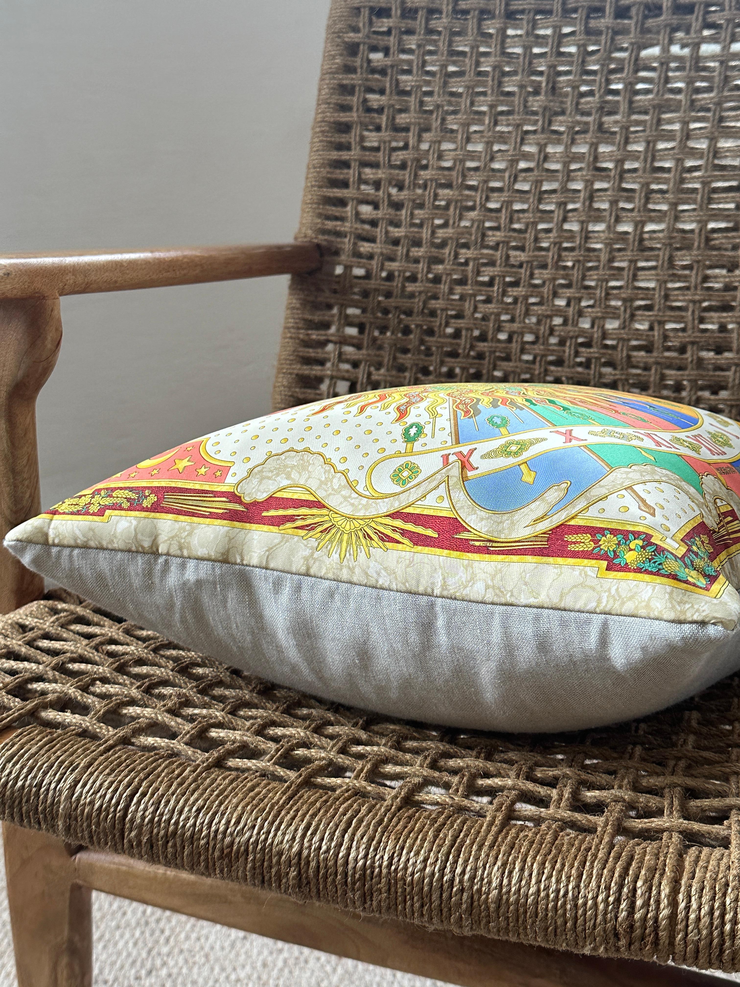 Sciarpa di seta Hermes vintage e cuscino di lusso in lino irlandese arancione blu in vendita 4