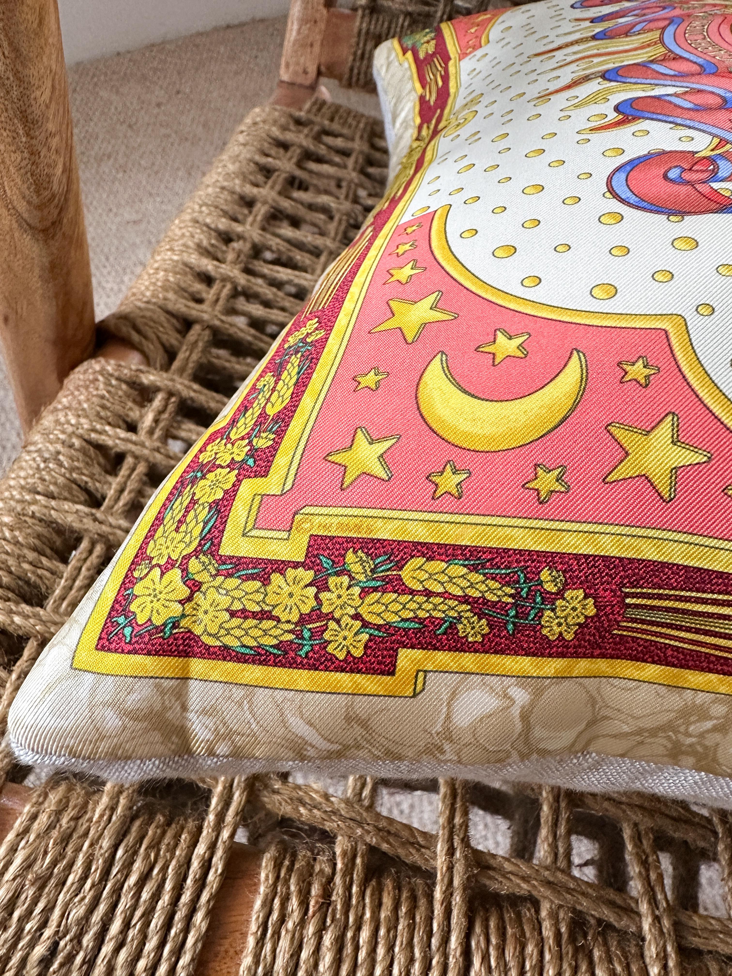 Tessile Sciarpa di seta Hermes vintage e cuscino di lusso in lino irlandese arancione blu in vendita