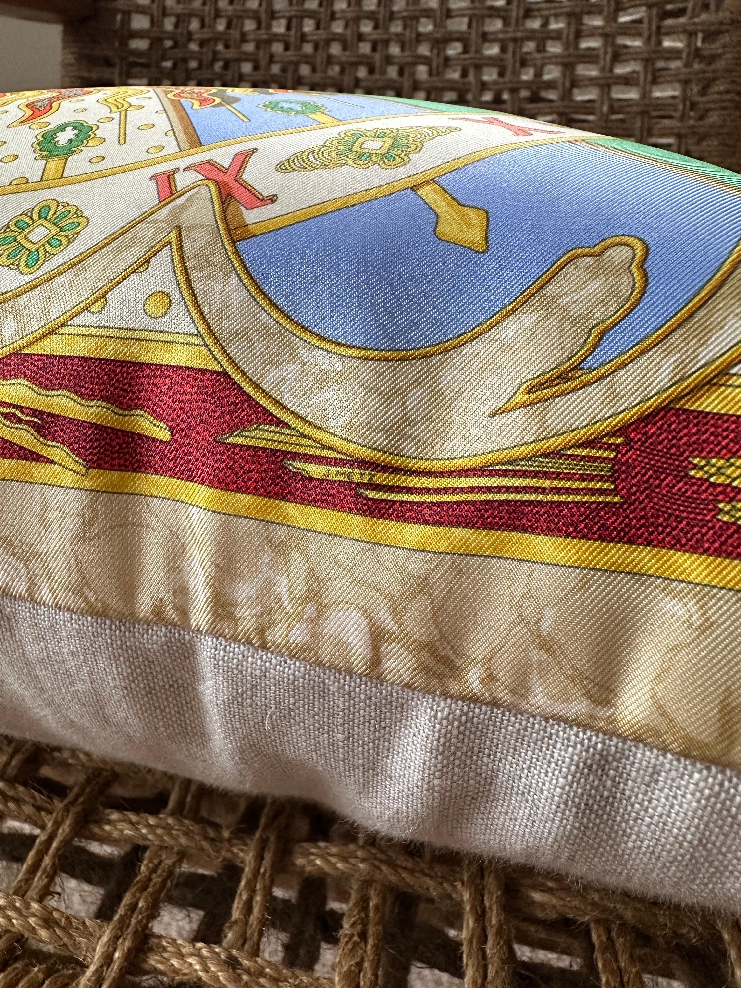 Sciarpa di seta Hermes vintage e cuscino di lusso in lino irlandese arancione blu in vendita 1