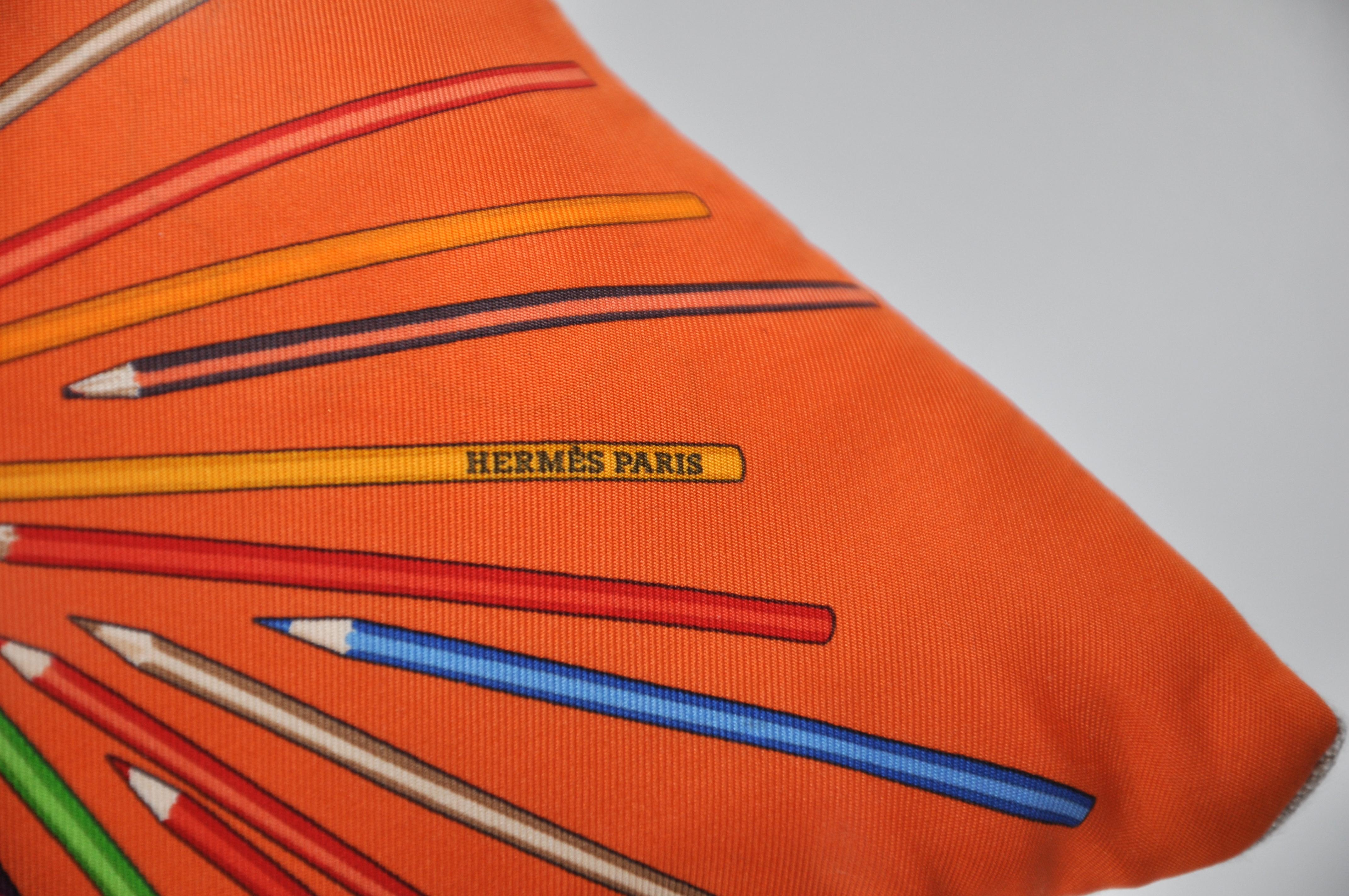 Vintage Hermes Seidenschal in Leinen Kissen Kissen Quirky Bright Orange zurückgegeben (Französisch) im Angebot