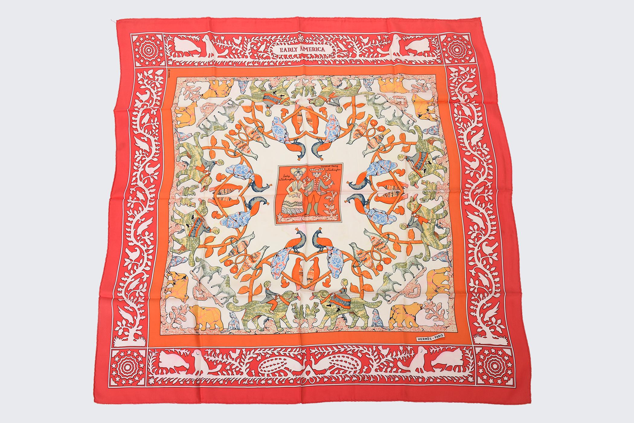 Este precioso y colorido pañuelo de seda Hermes francés de época representa a la América primitiva en Lady y al general George Washington entre un bosque variado de pájaros, animales, perros, loros, árboles, pavos reales, etc. Los colores varían