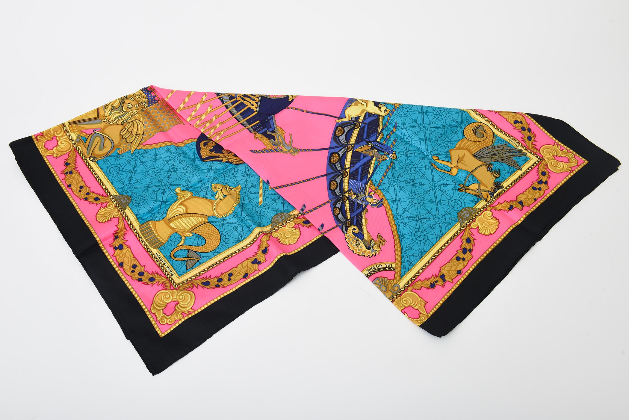 Dieser wunderschöne große Seidenschal von Hermes stammt aus den 70er Jahren und trägt den Titel Les Bissone de Venice. Die üppigen Farben von Hot Pink, Türkis, Schwarz, Dunkelviolett, Hellviolett, Gold, Gelb und Hellbraun. Auf dem Schal steht