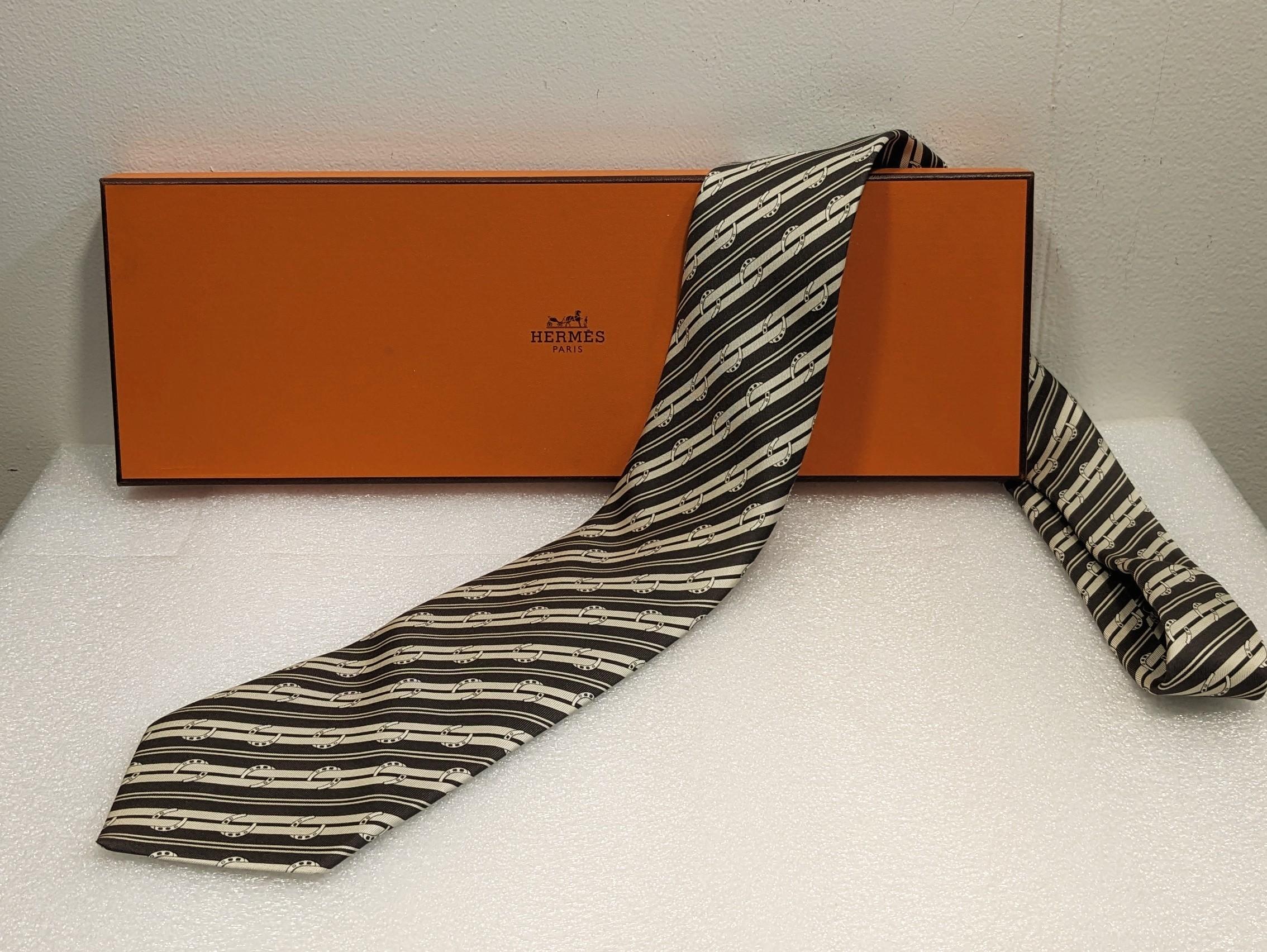 Vintage Hermes  Horseshoe print silk Tie In Excellent Condition For Sale In  Bilbao, ES