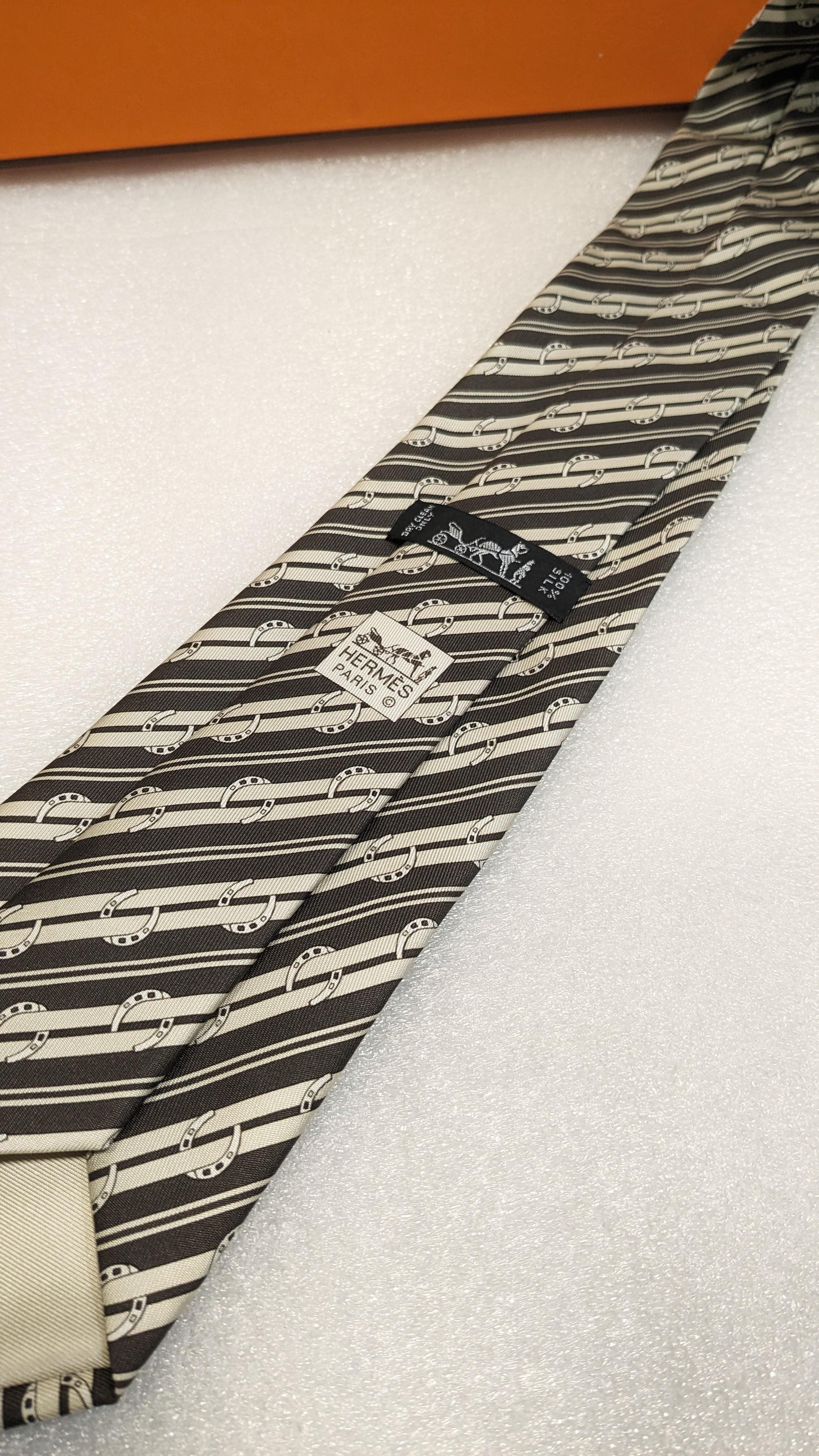 Vintage Hermes  Cravate en soie imprimée fer à cheval Pour hommes en vente