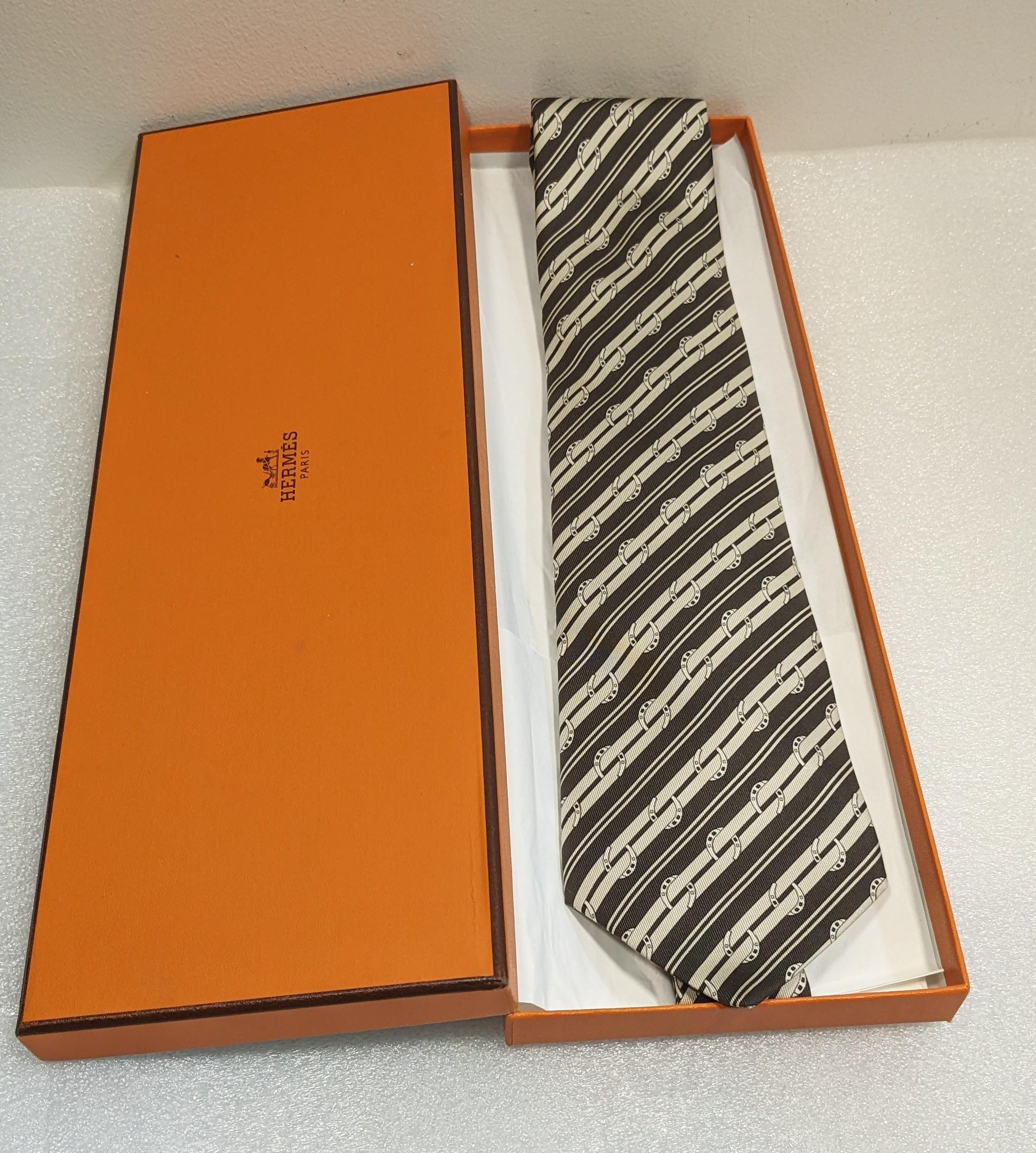 Vintage Hermes  Horseshoe print silk Tie For Sale 1