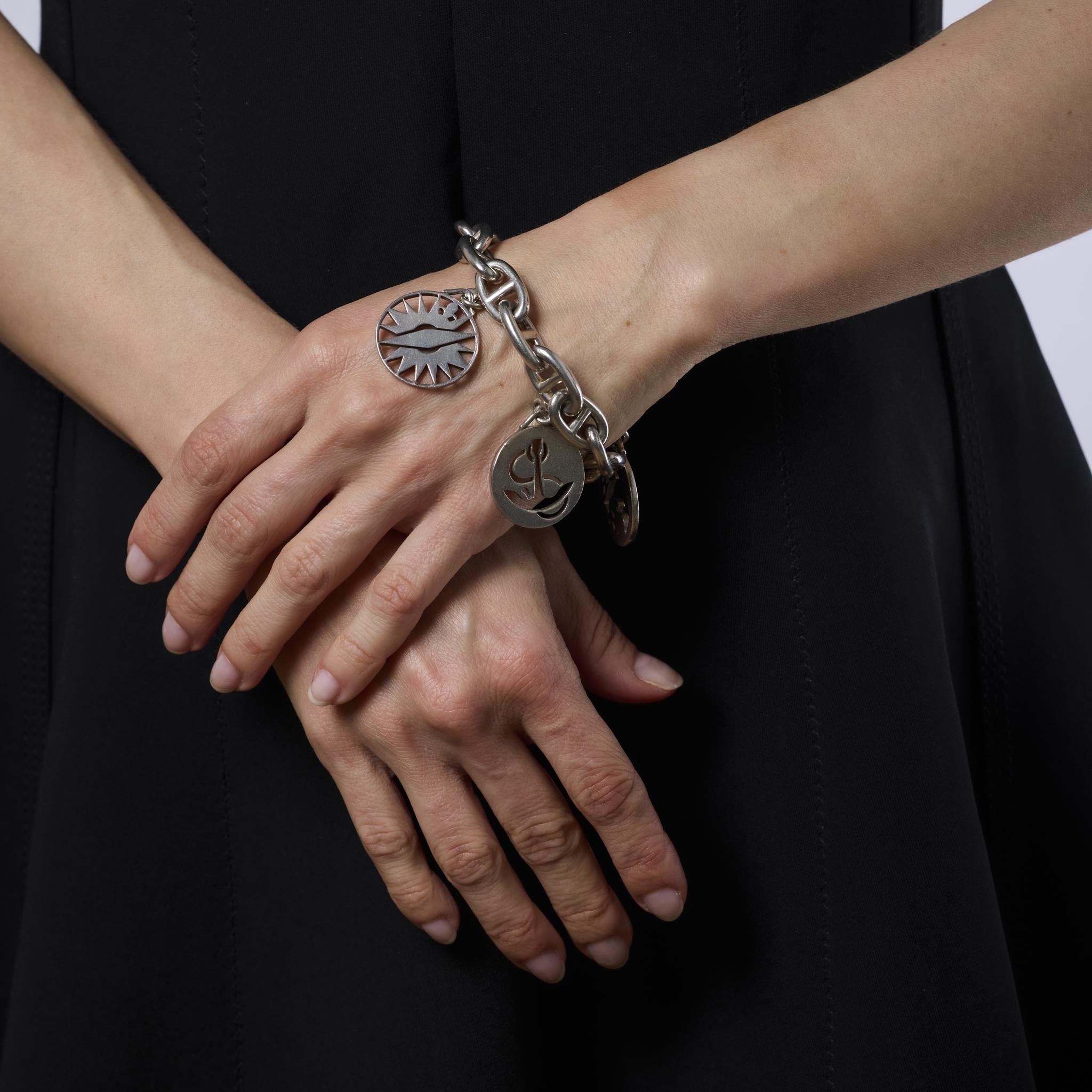 Questo audace bracciale vintage di Hermès è realizzato in argento luminoso e mette in mostra l'iconica maestria francese del marchio e il suo design senza tempo. Un pezzo sostanzioso ed elegante, perfetto per qualsiasi collezione.