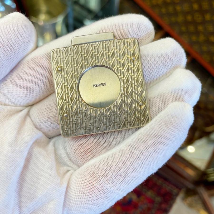 Here is a lovely and rare vintage Hermes Silver cigar cutter in good working order. This understated and elegant design reflects the brand's commitment to understated luxury. Having Hermes logo w/ France Depose marking on verso. Also having crab