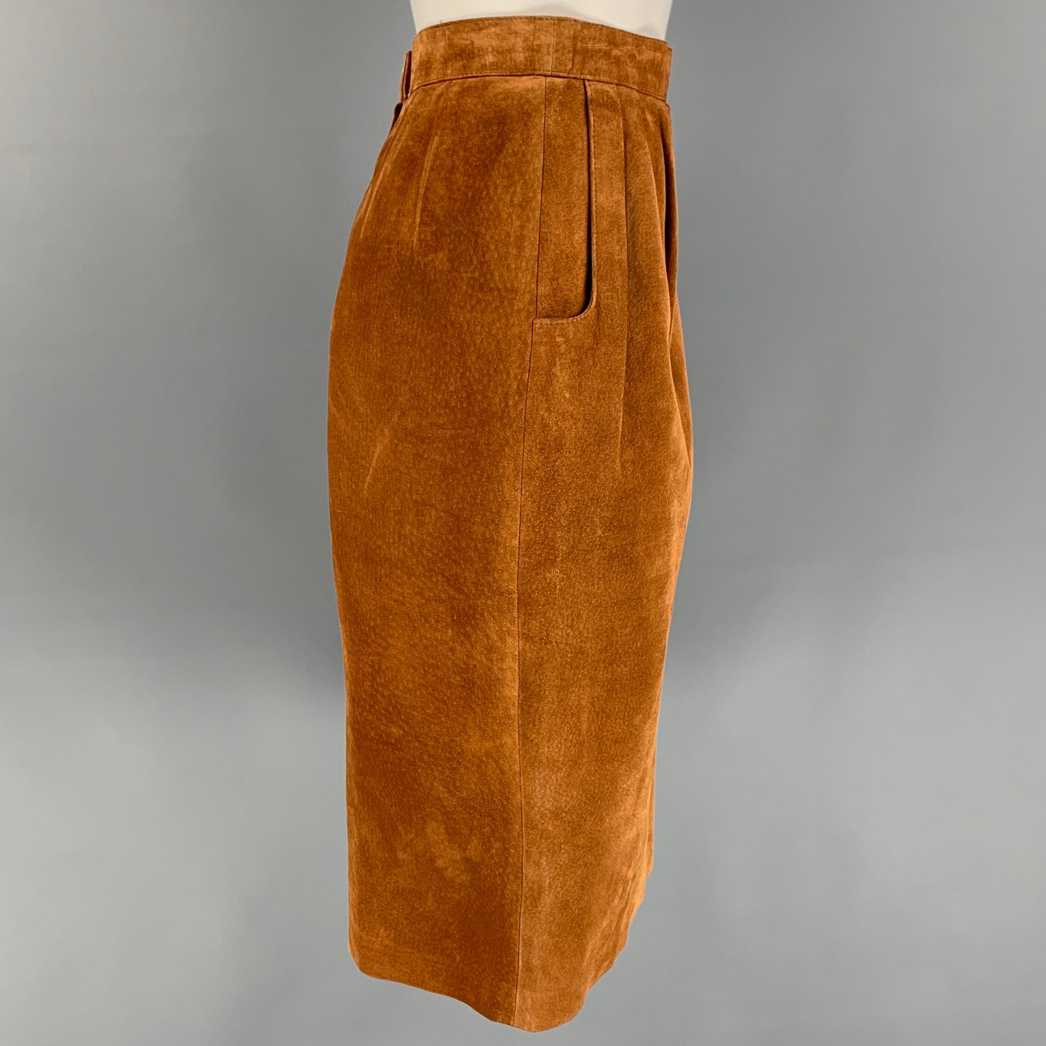 Vintage HERMES skirt comes in a tan pigskin suede with a slip liner featuring a pleated style, slit pockets, back slit, and a back zip up closure. Made in France. 

Very Good Pre-Owned Condition.
Marked: 40

Measurements:

Waist: 26 in.
Hip: 34