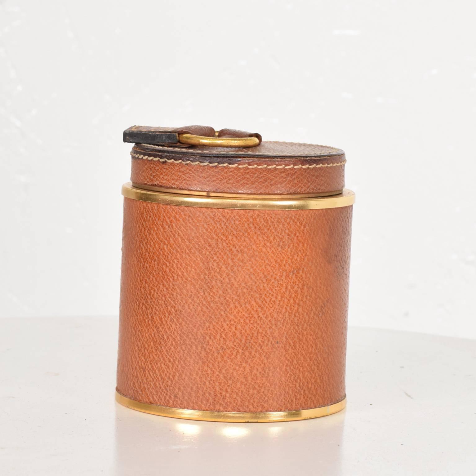 Vintage Hermès style leather and brass cigarette holder. 
Italy, 1950s.
Measures: 4 1/2