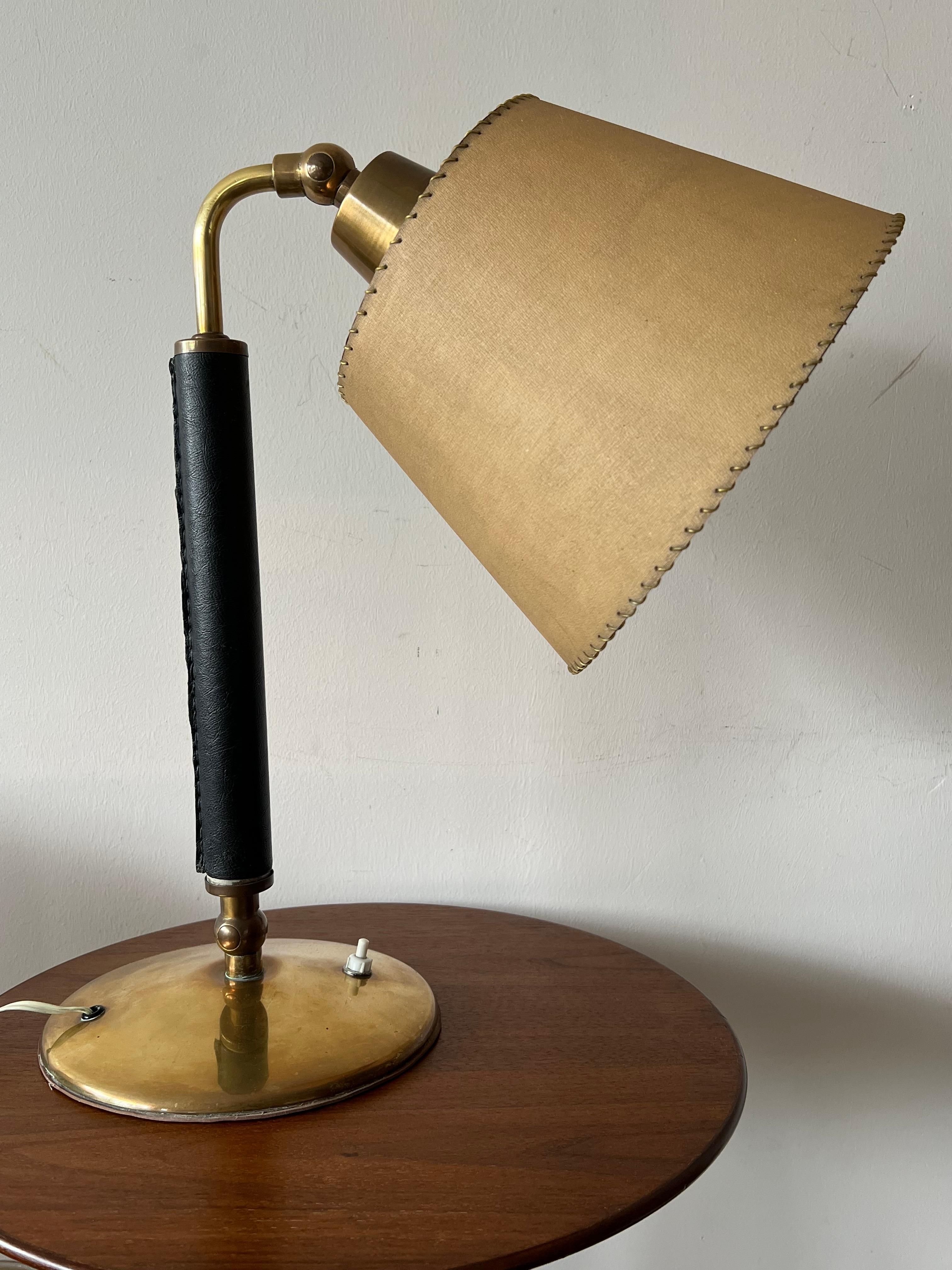 Lampada da tavolo vintage in stile Hermes con paralume in pergamena d'ottone anni '50 in vendita 3