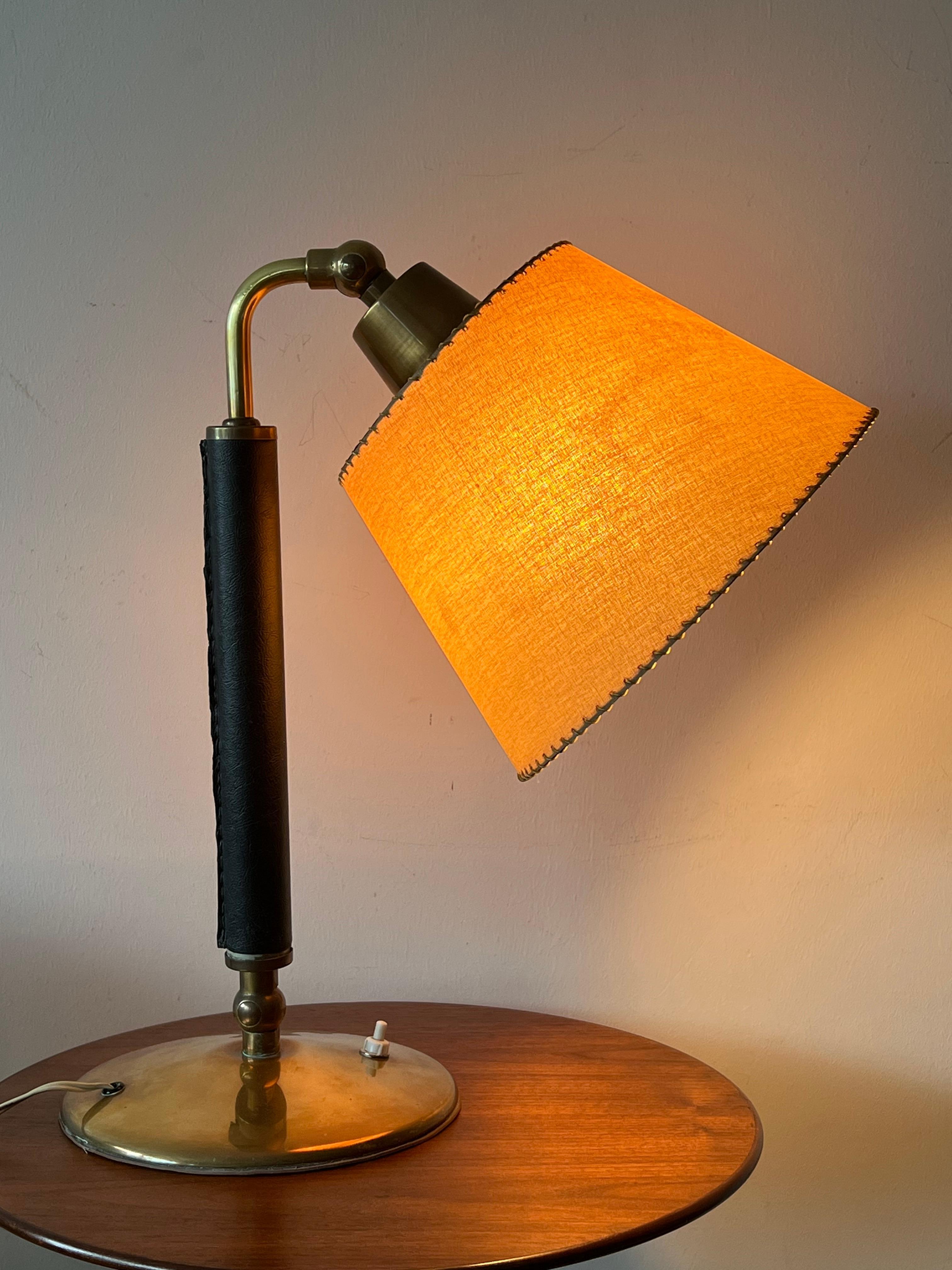 Lampada da tavolo vintage in stile Hermes con paralume in pergamena d'ottone anni '50 in vendita 4