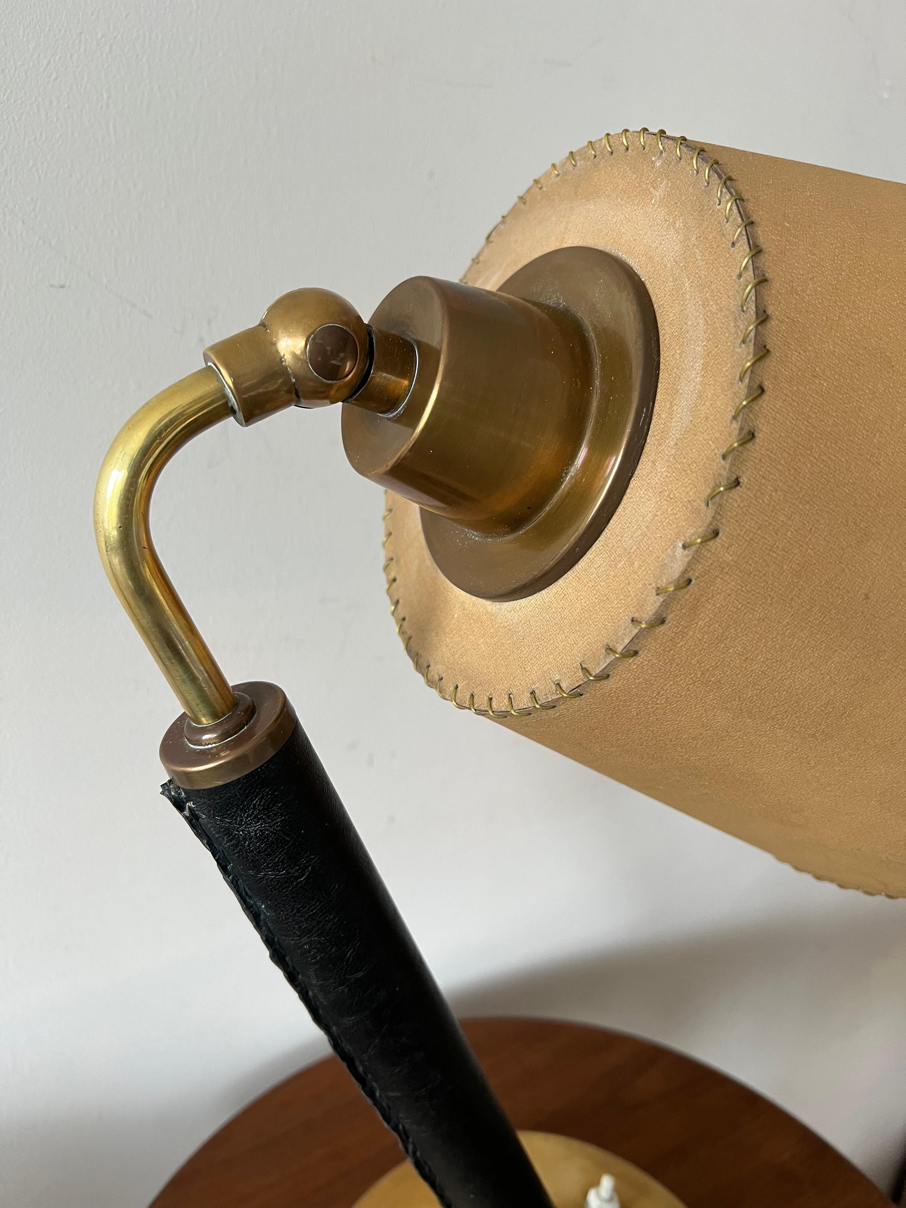 Mid-Century moderno Lampada da tavolo vintage in stile Hermes con paralume in pergamena d'ottone anni '50 in vendita