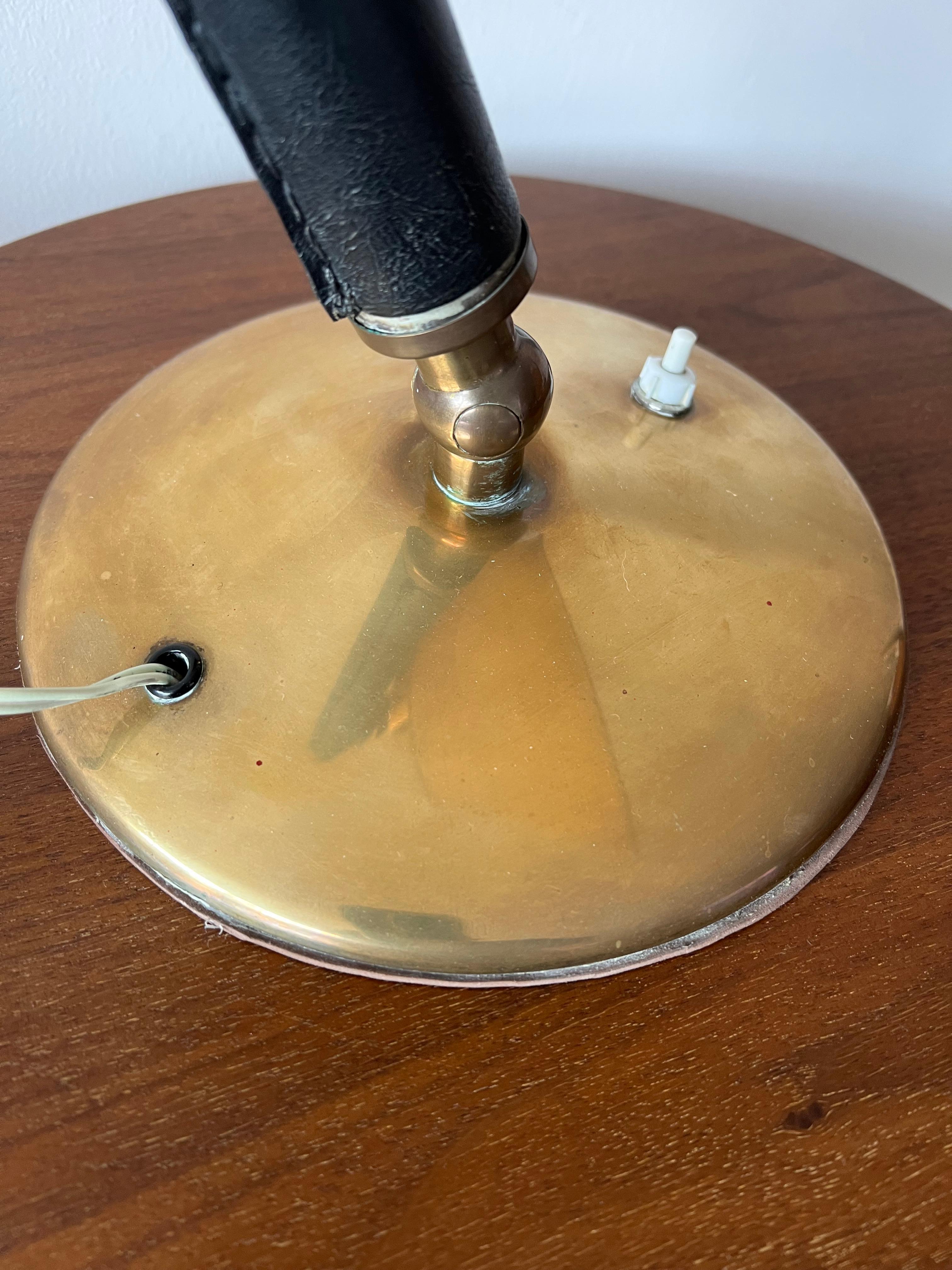 Argentino Lampada da tavolo vintage in stile Hermes con paralume in pergamena d'ottone anni '50 in vendita