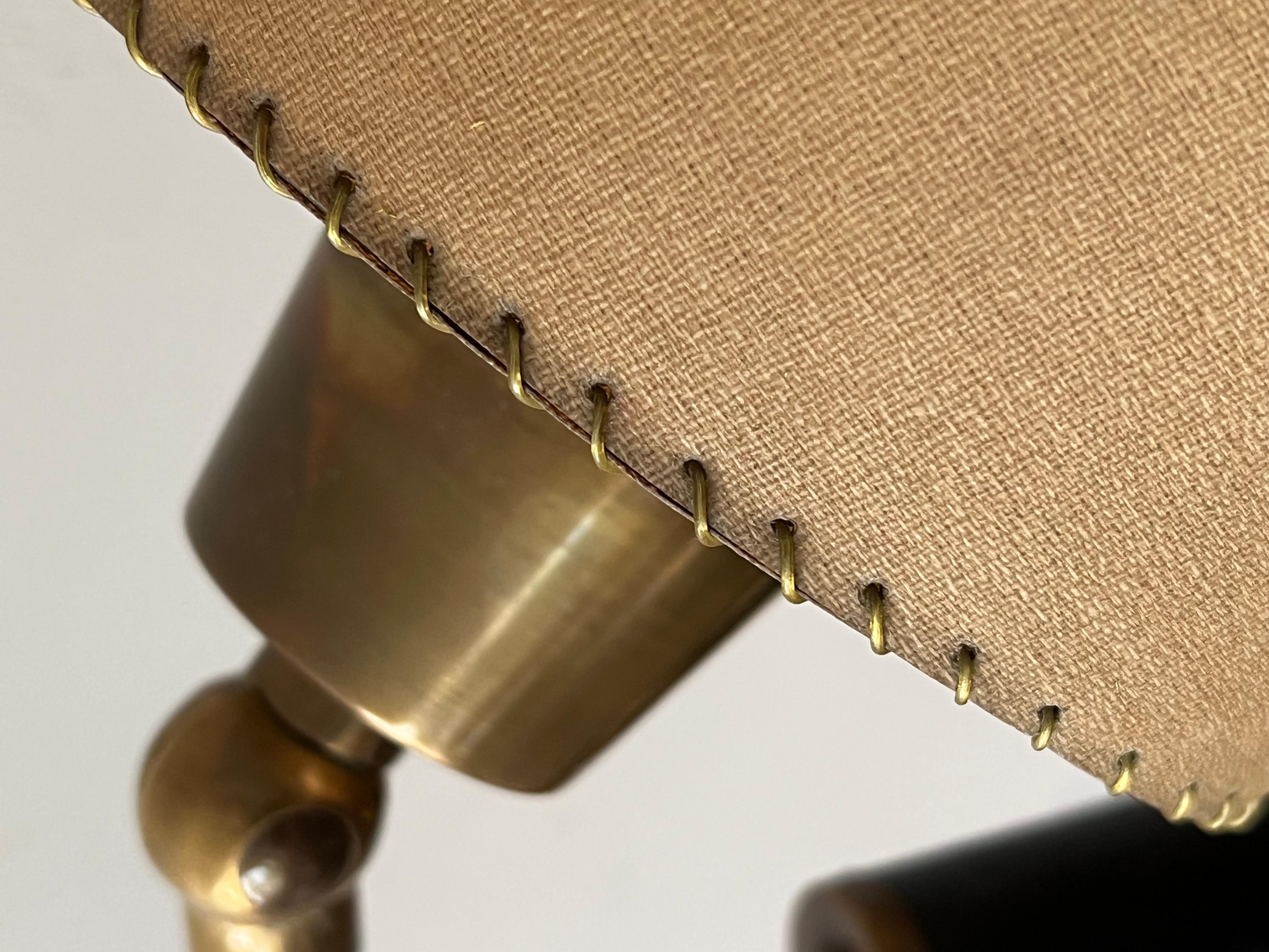 Metà XX secolo Lampada da tavolo vintage in stile Hermes con paralume in pergamena d'ottone anni '50 in vendita